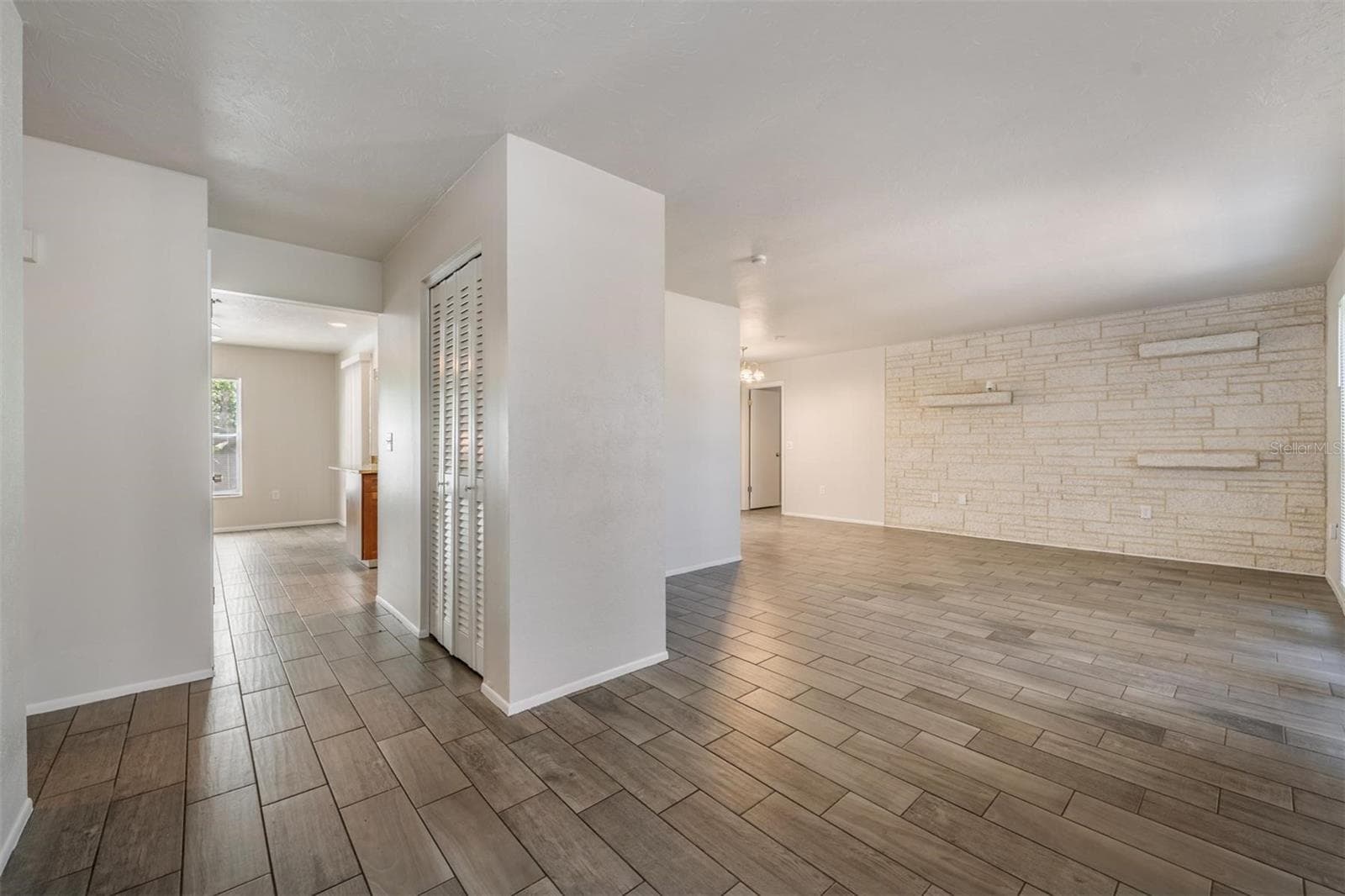 1124 Danny Dr photo 4