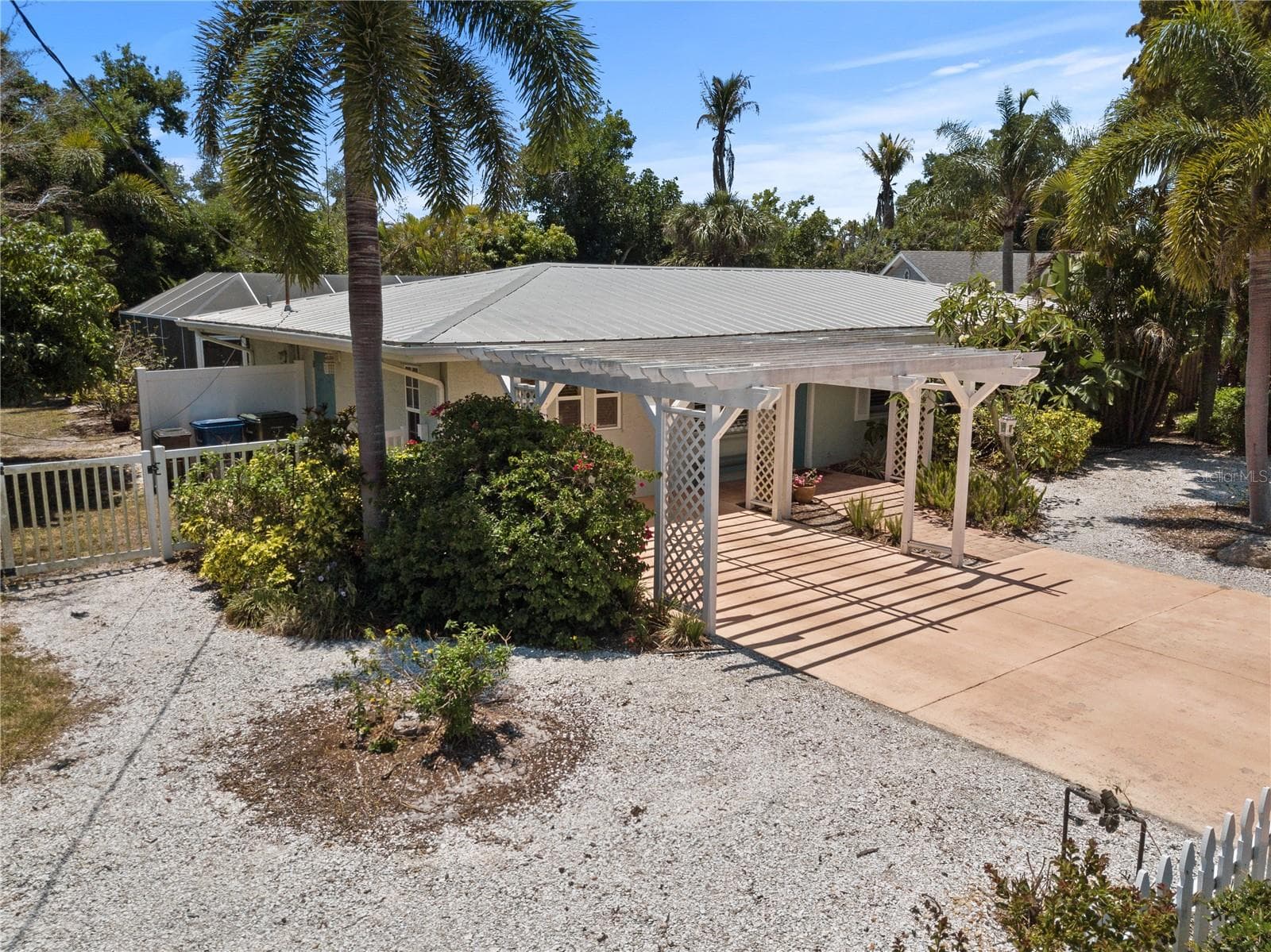 7860 Holiday Dr photo 3