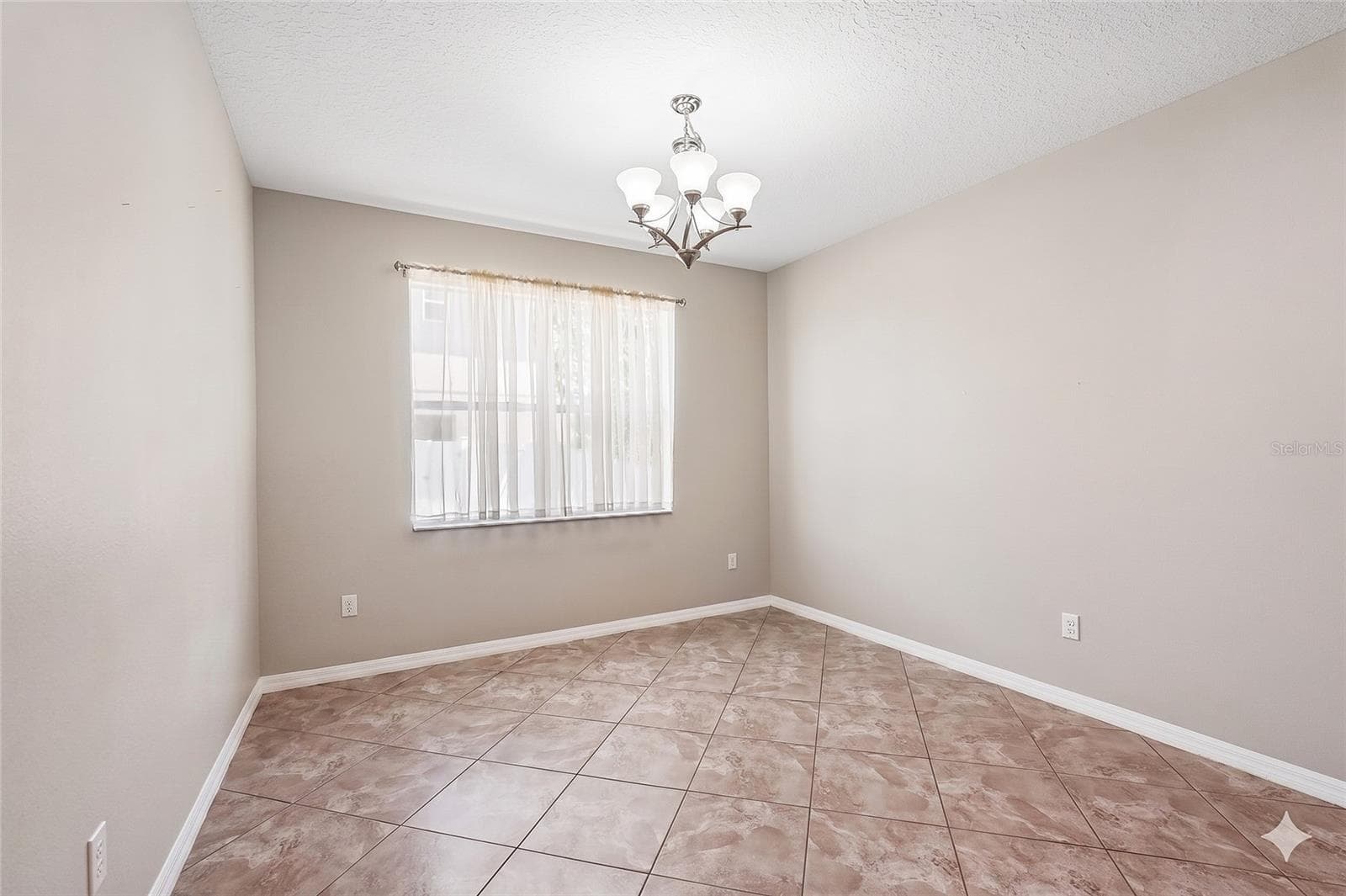 2426 Cumberland Cliff Dr photo 3