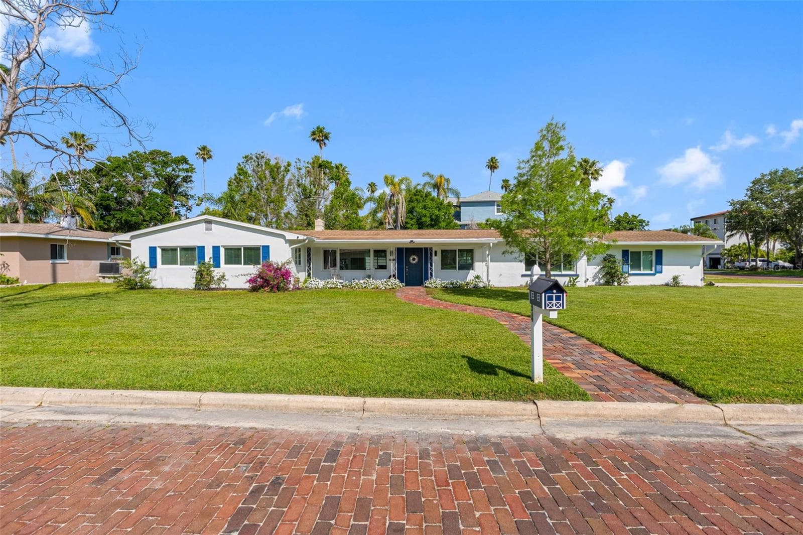 1794 Santa Barbara Dr photo 4