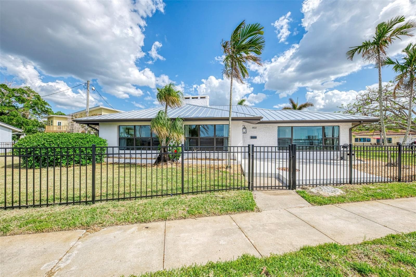 1822 Riverside Dr E photo 2