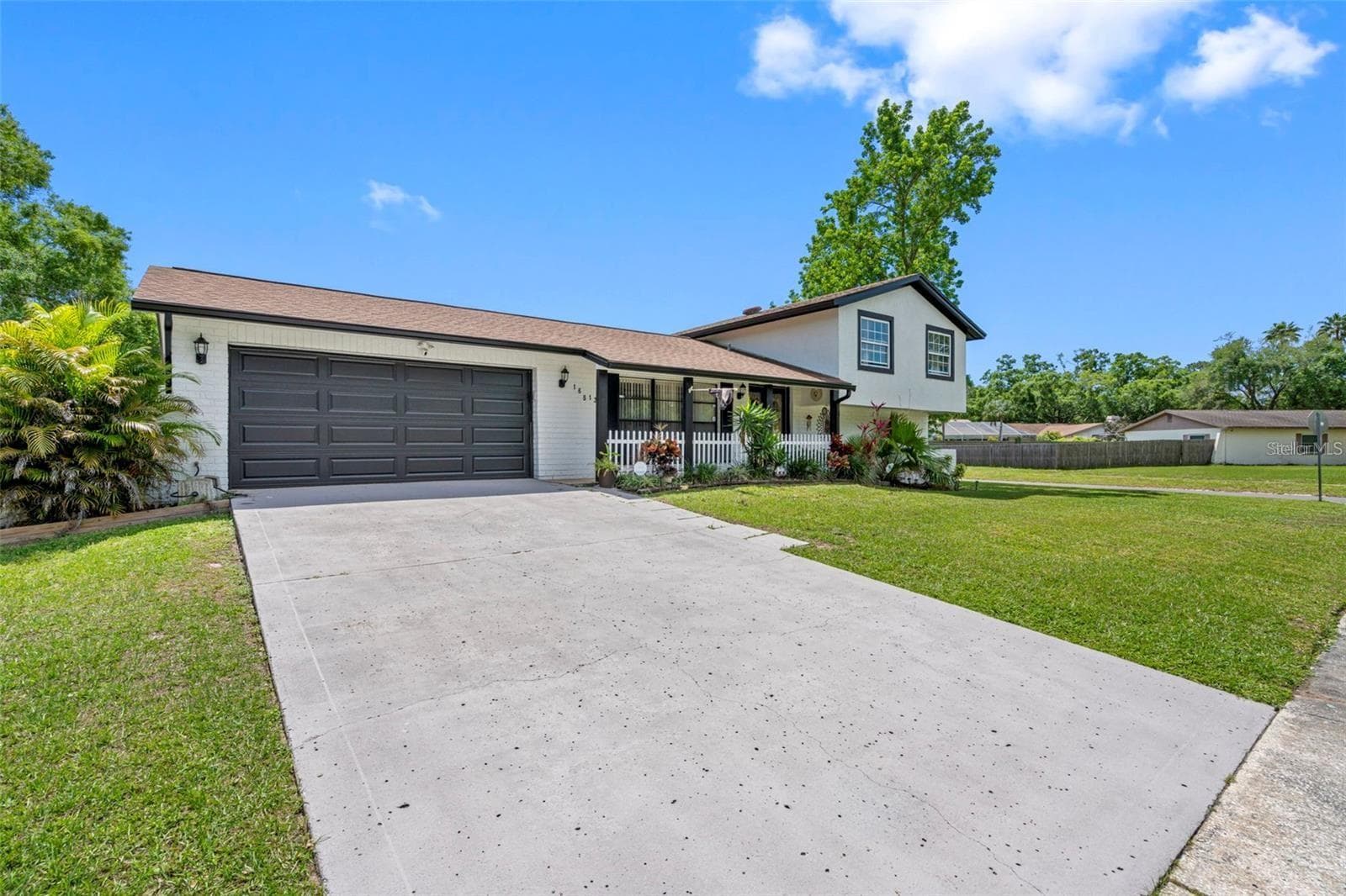 16513 Silverhill Dr photo 2