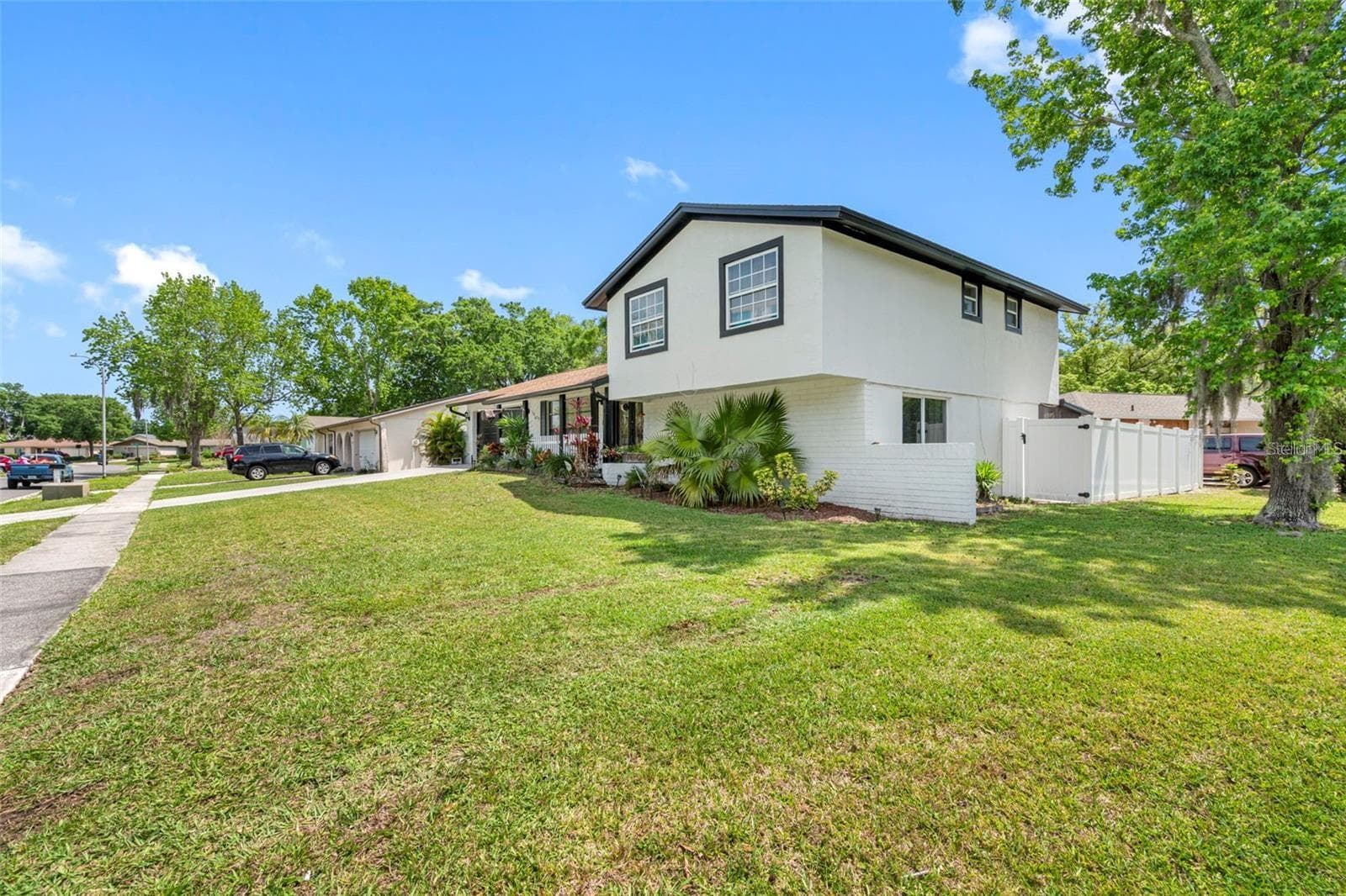 16513 Silverhill Dr photo 4