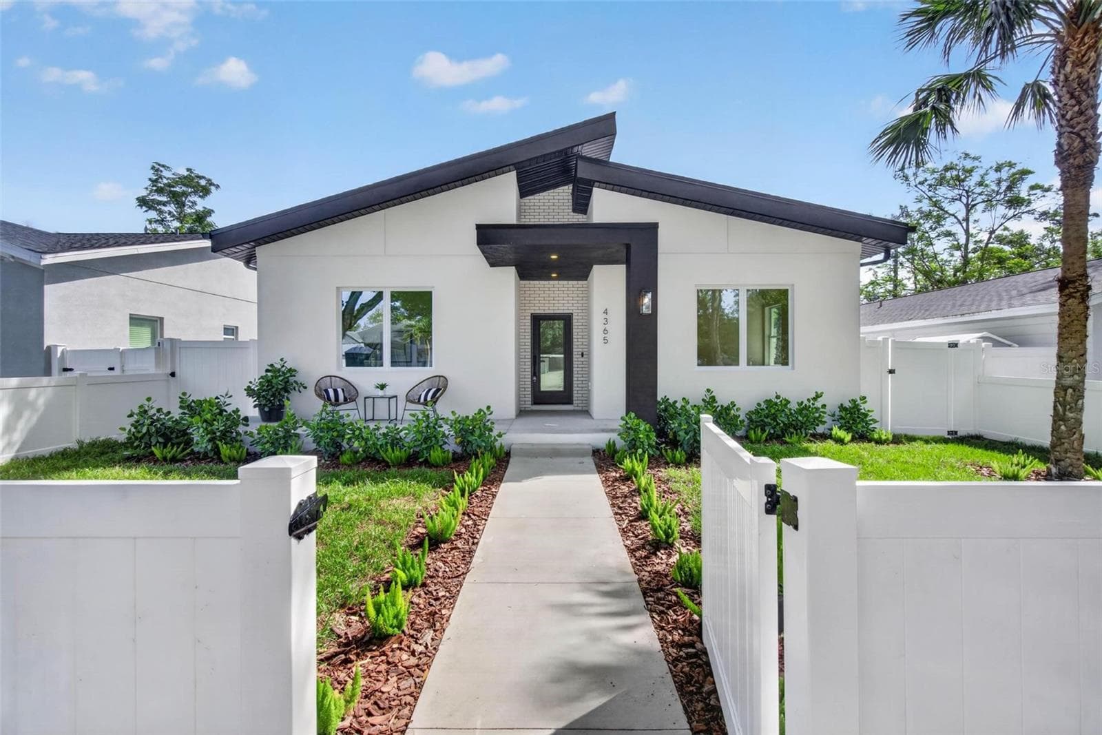 4365 Iris St N photo 2