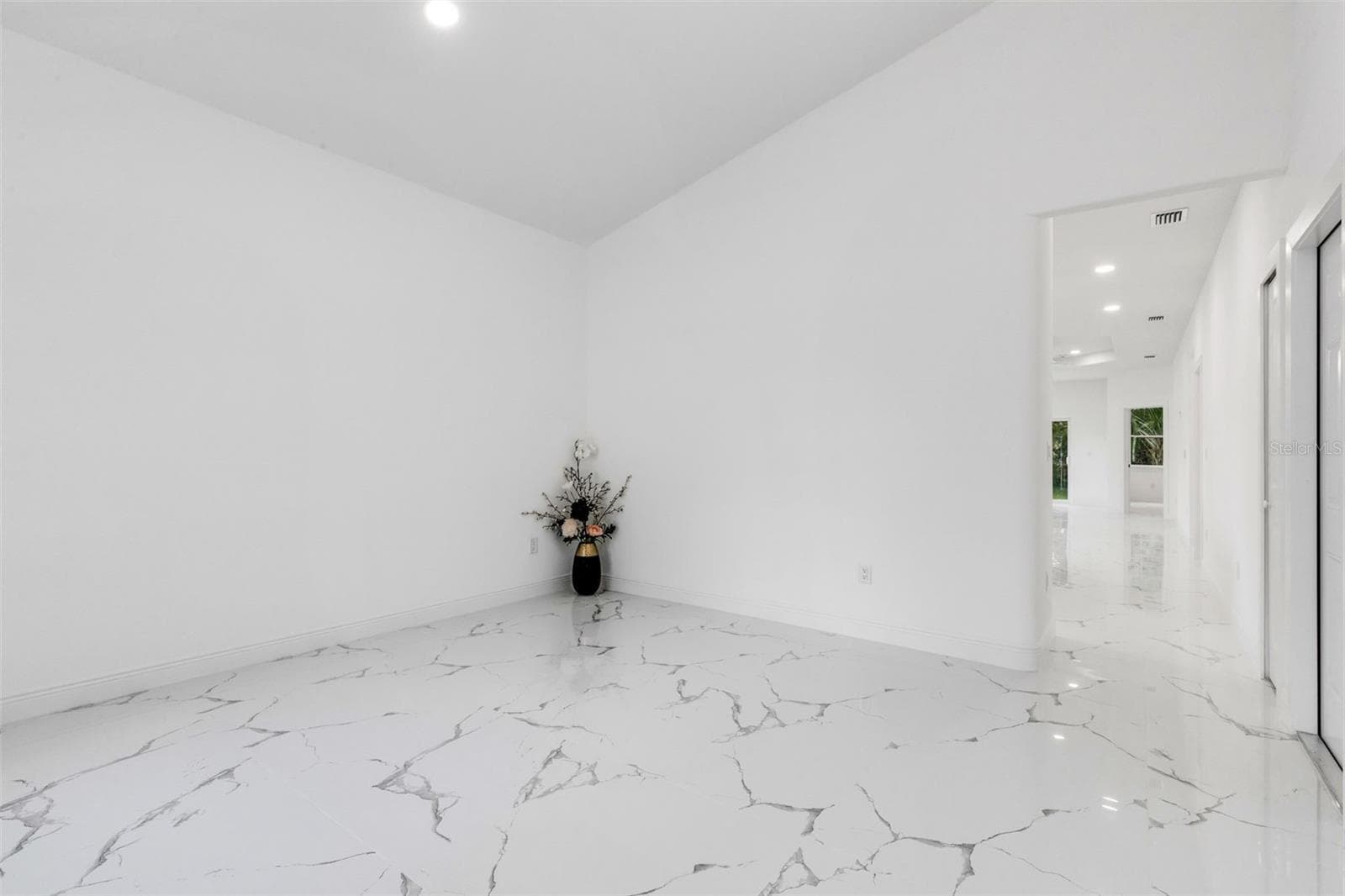 806 W Lowry Ln photo 4