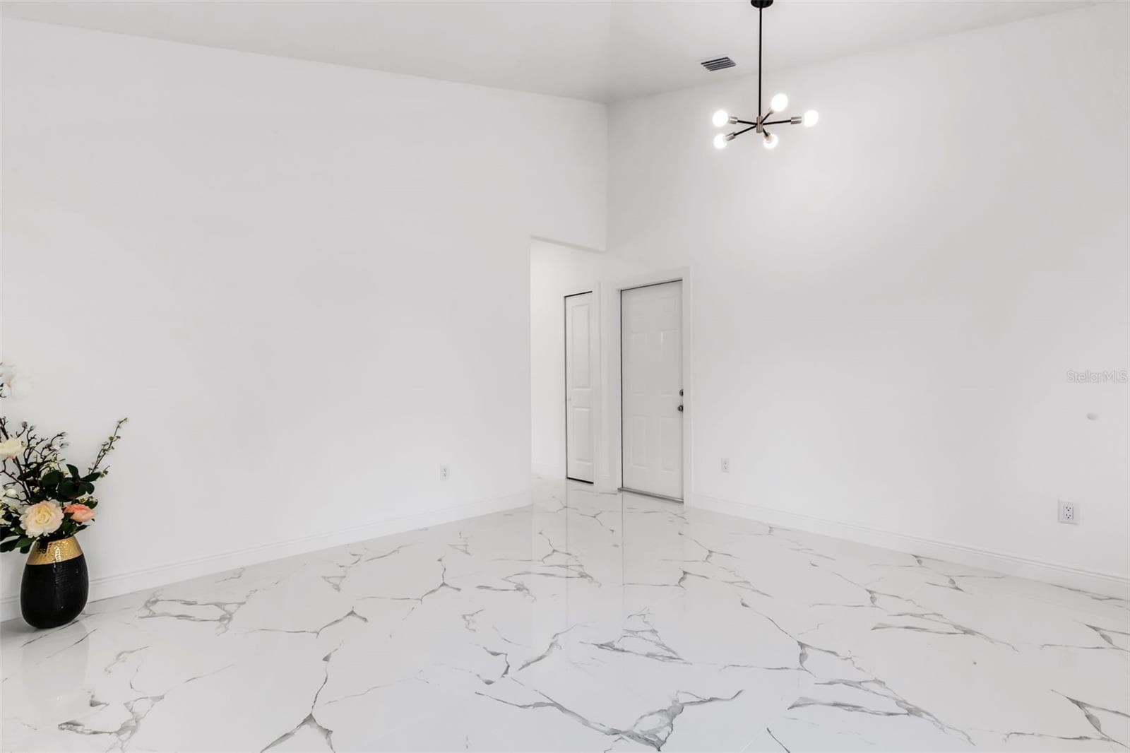 806 W Lowry Ln photo 5