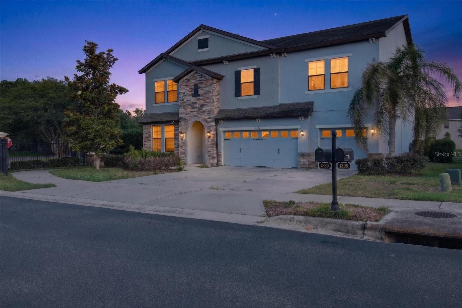 1389 Heritage Landings Dr photo 2