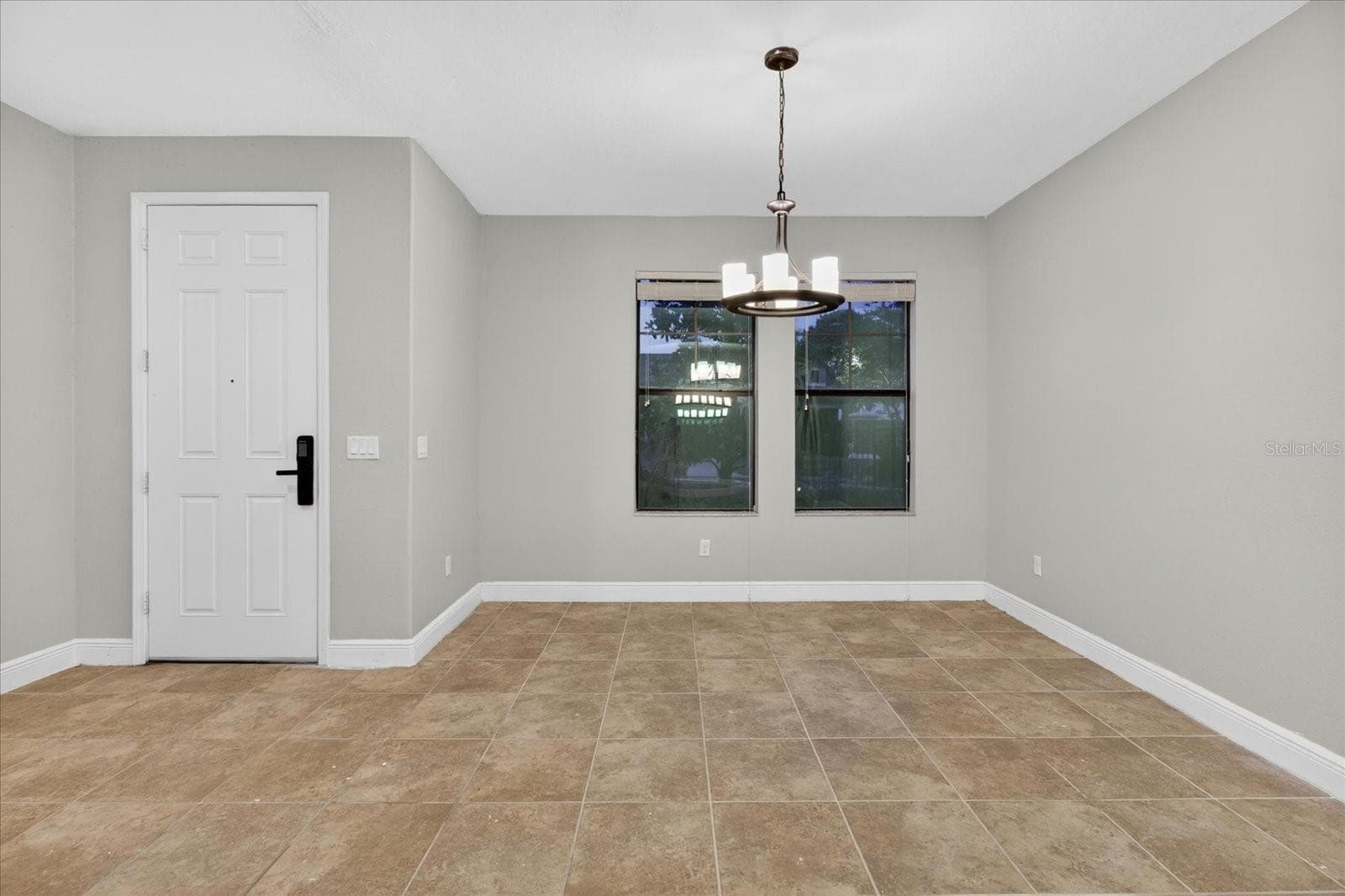 1389 Heritage Landings Dr photo 5
