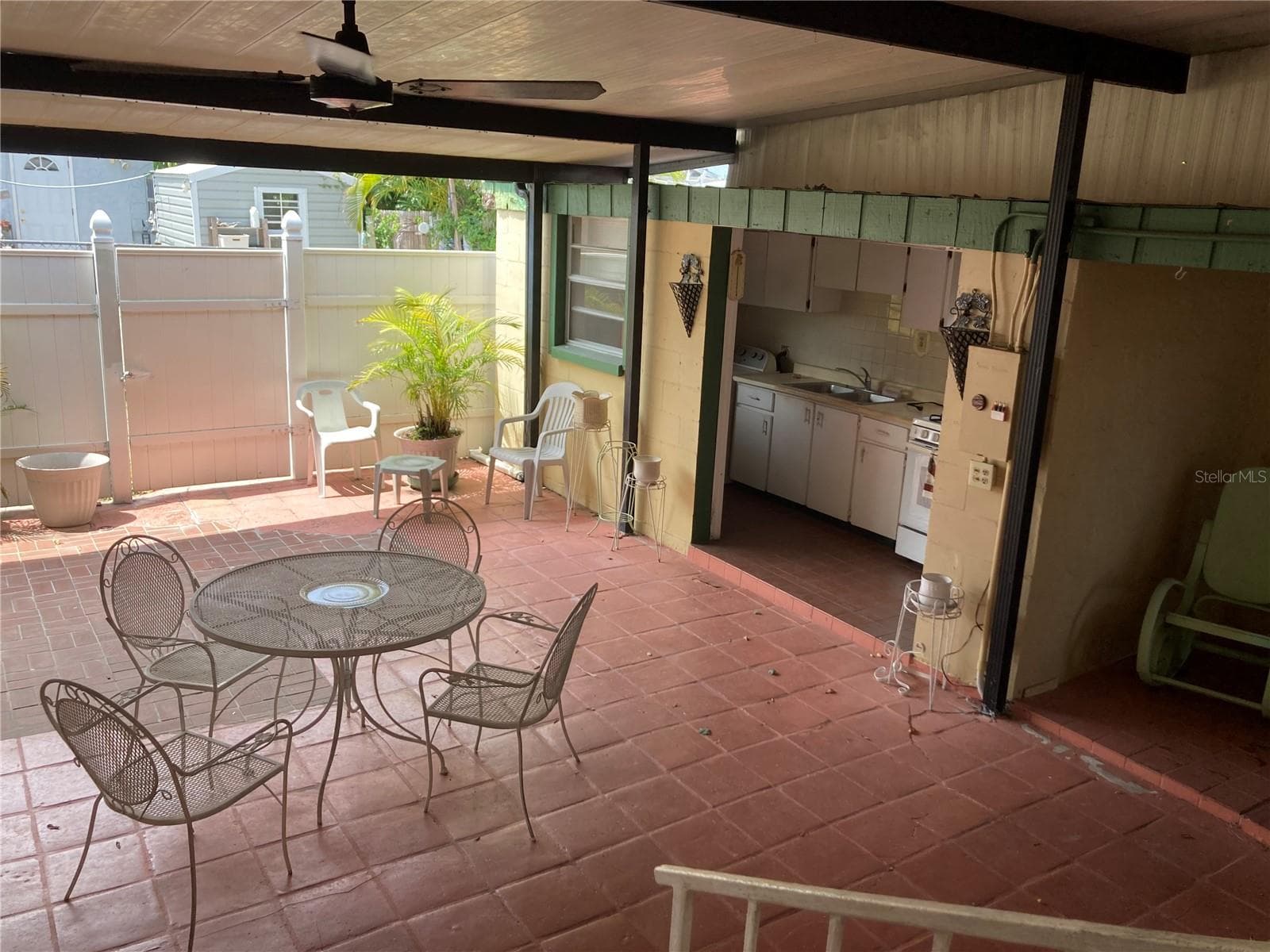 2405 Corrine St photo 3