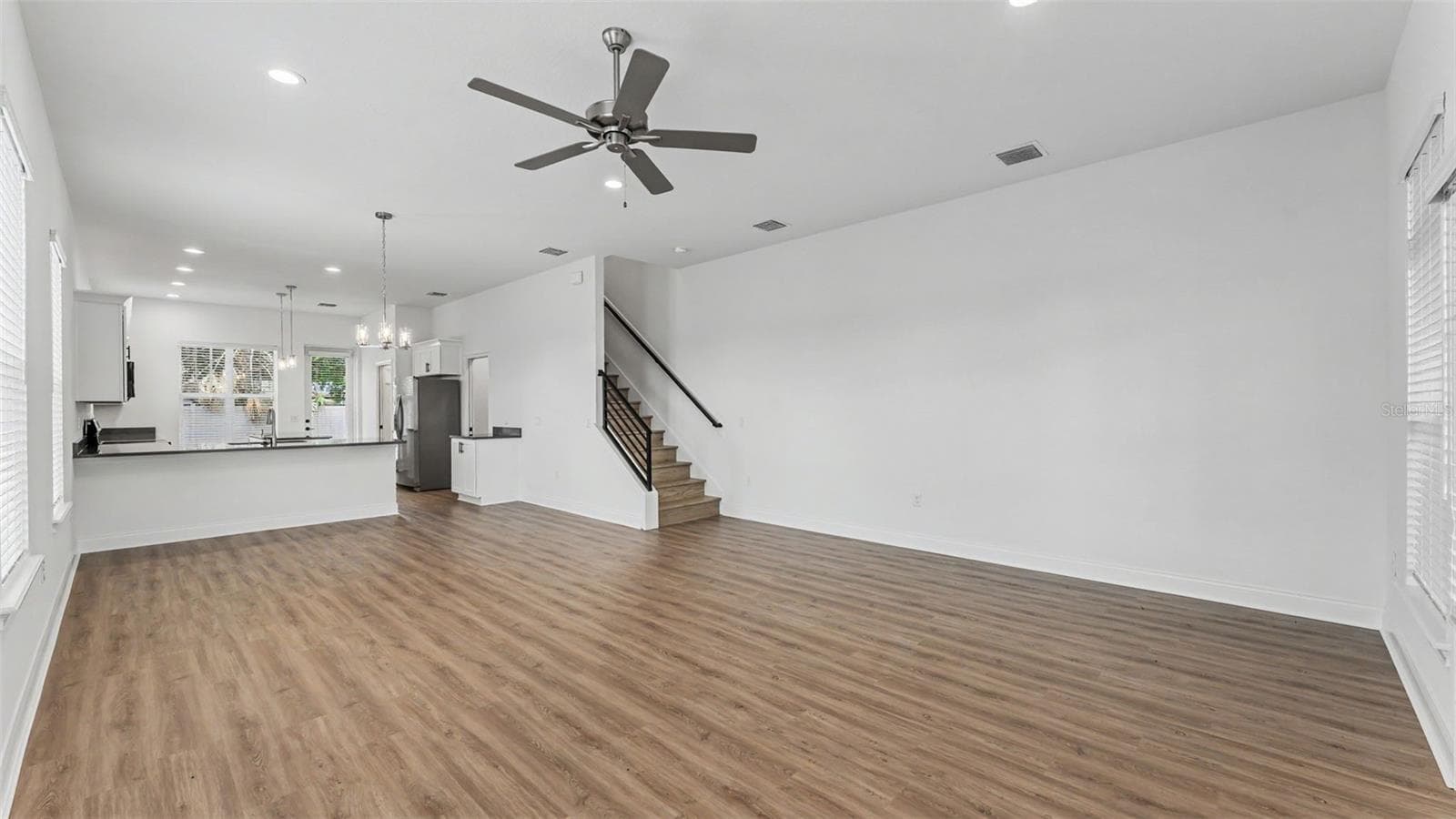 1031 E Lime St photo 3
