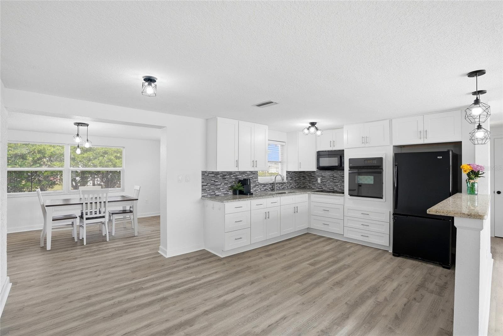 10737 Fillmore Ave photo 2