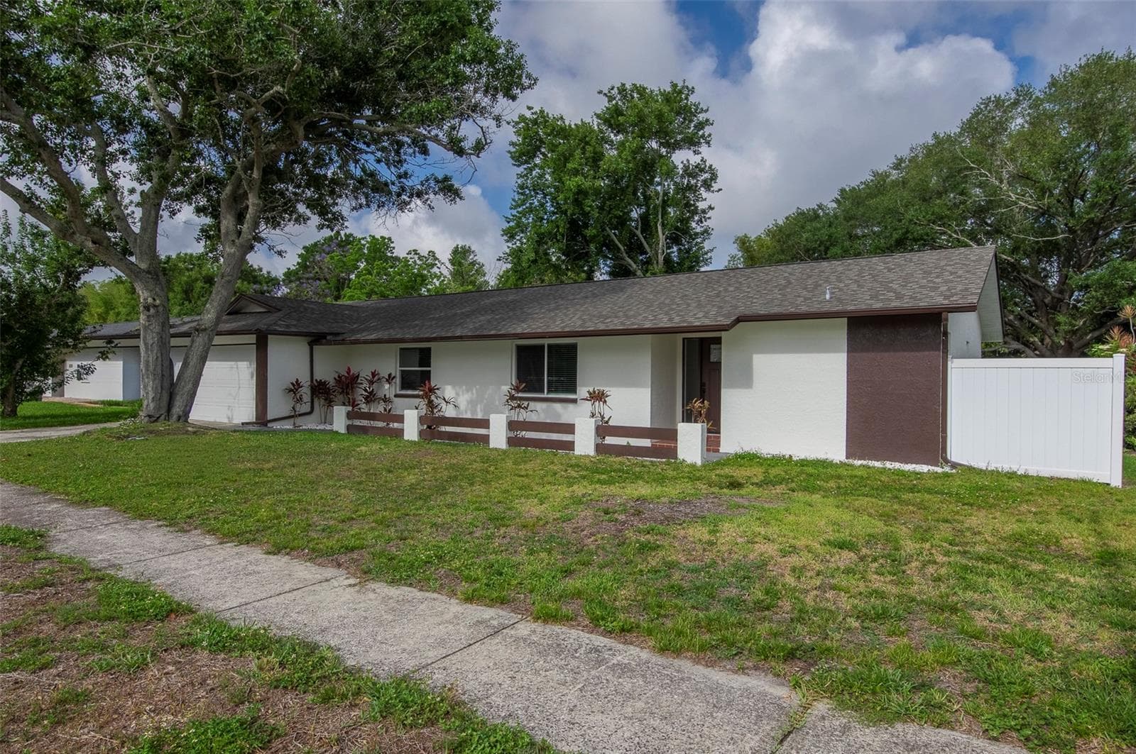 1689 Monterey Dr photo 2