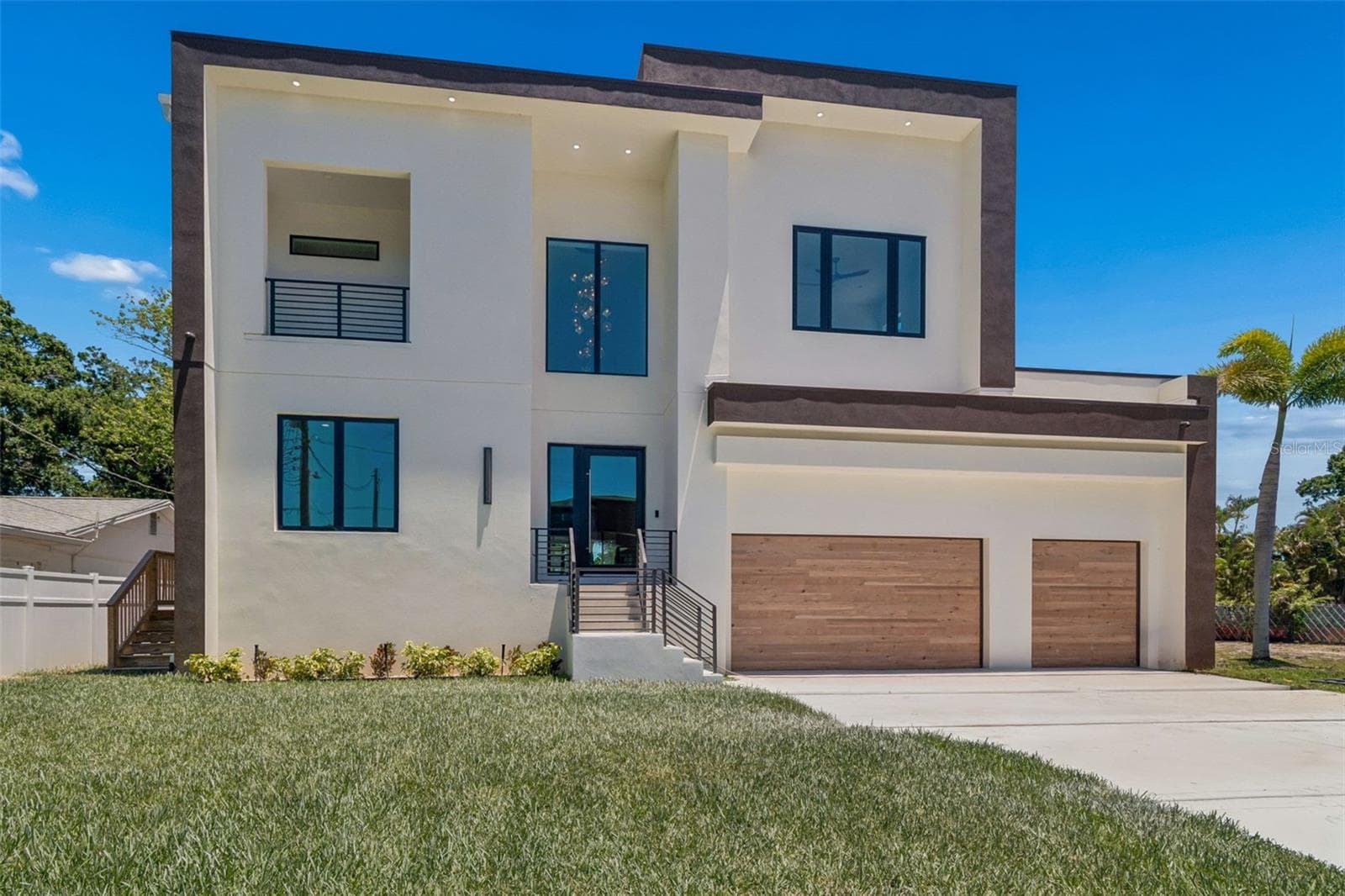 206 S Treasure Dr photo 2