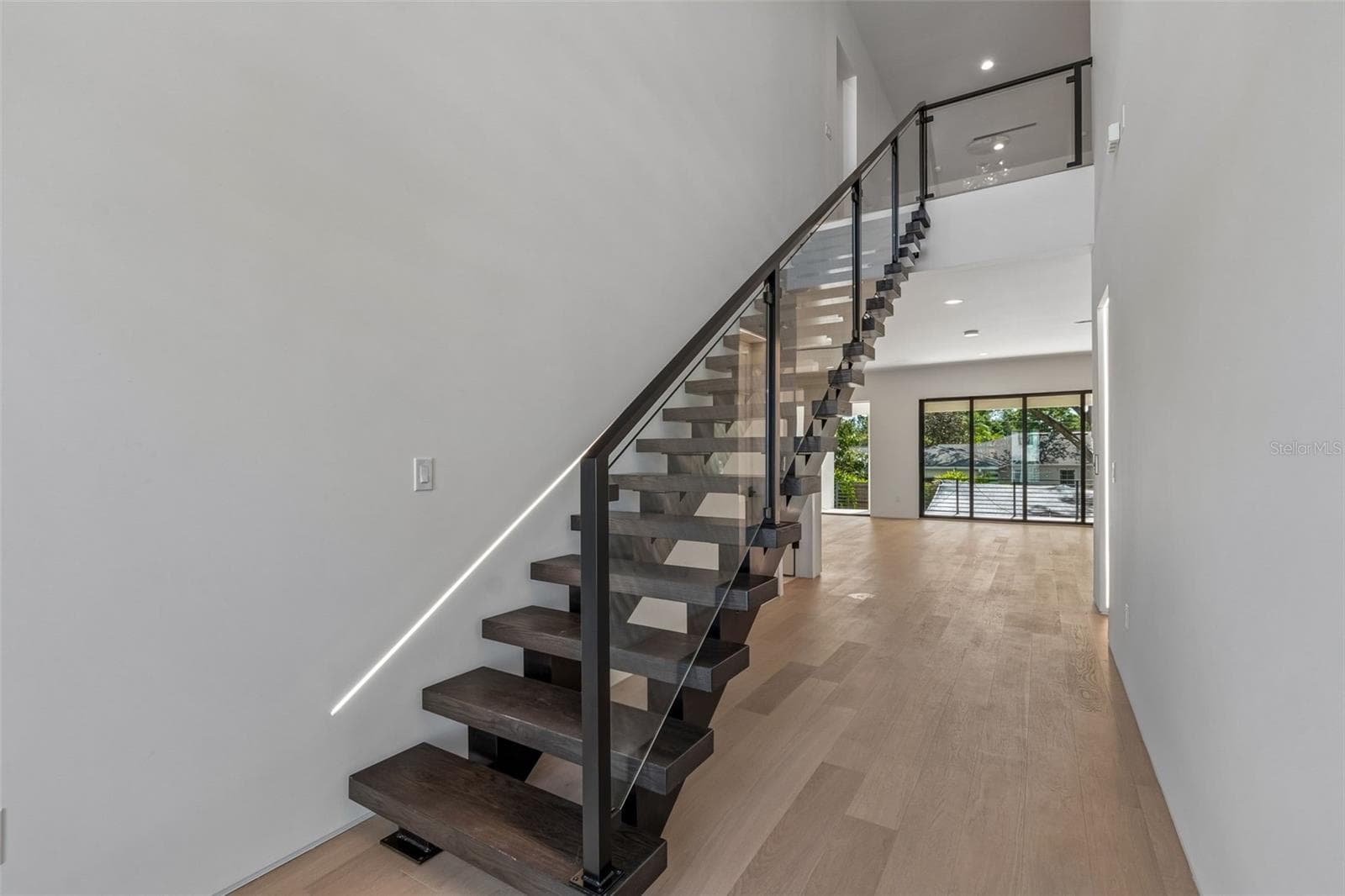 206 S Treasure Dr photo 4