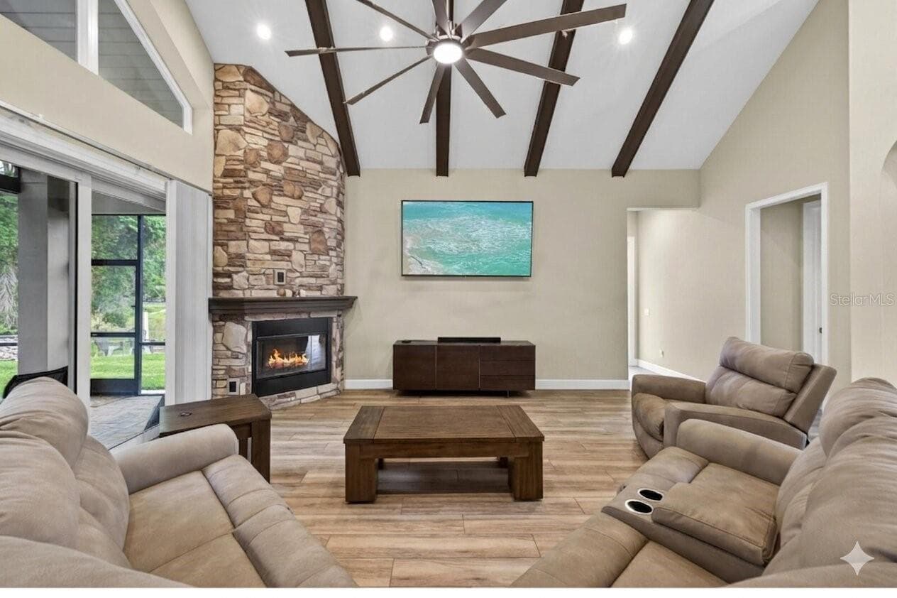1208 Sunset Ln photo 2