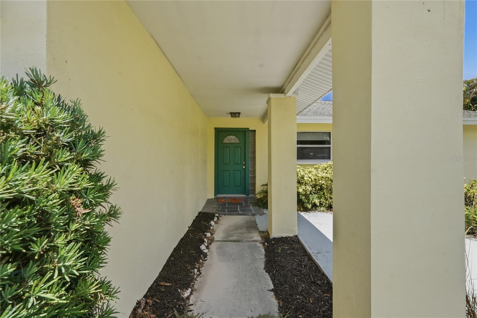 1634 Dale Cir N photo 2