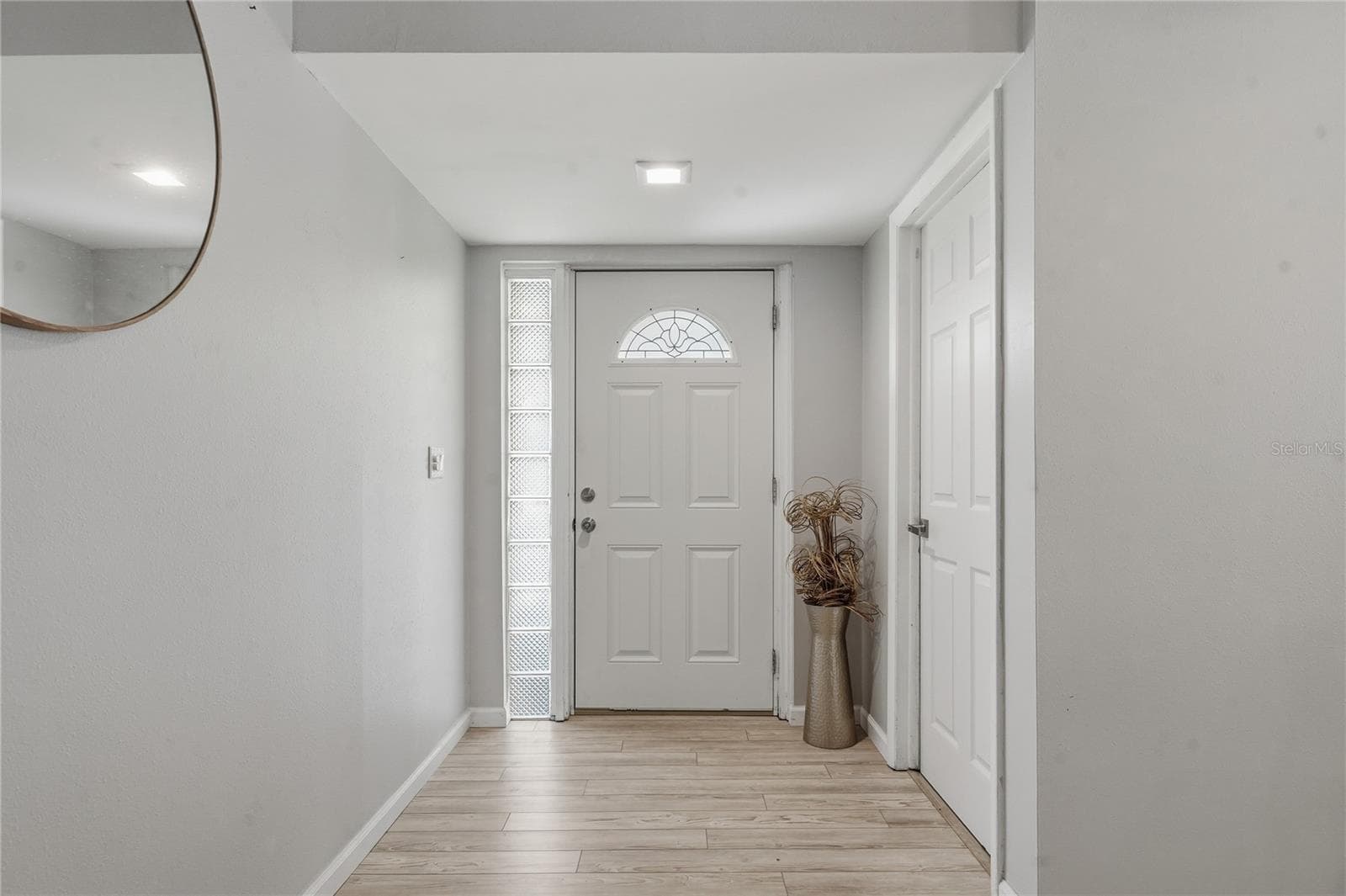 1634 Dale Cir N photo 3