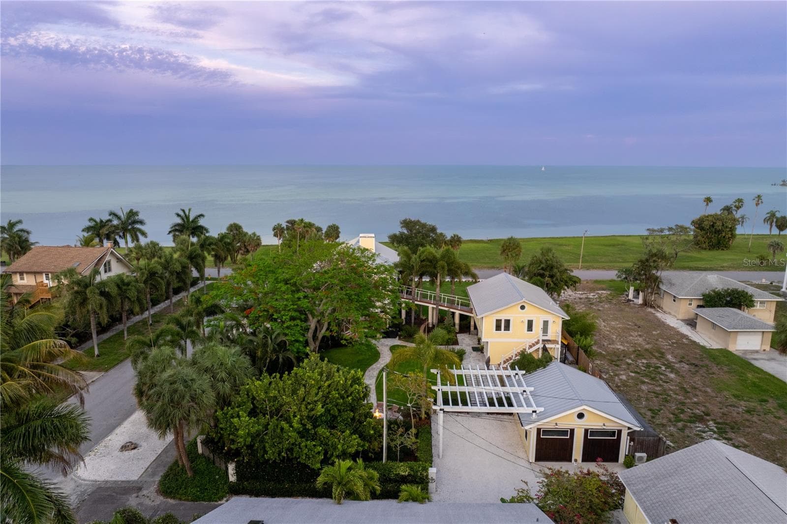 1803 Beach Dr SE photo 4