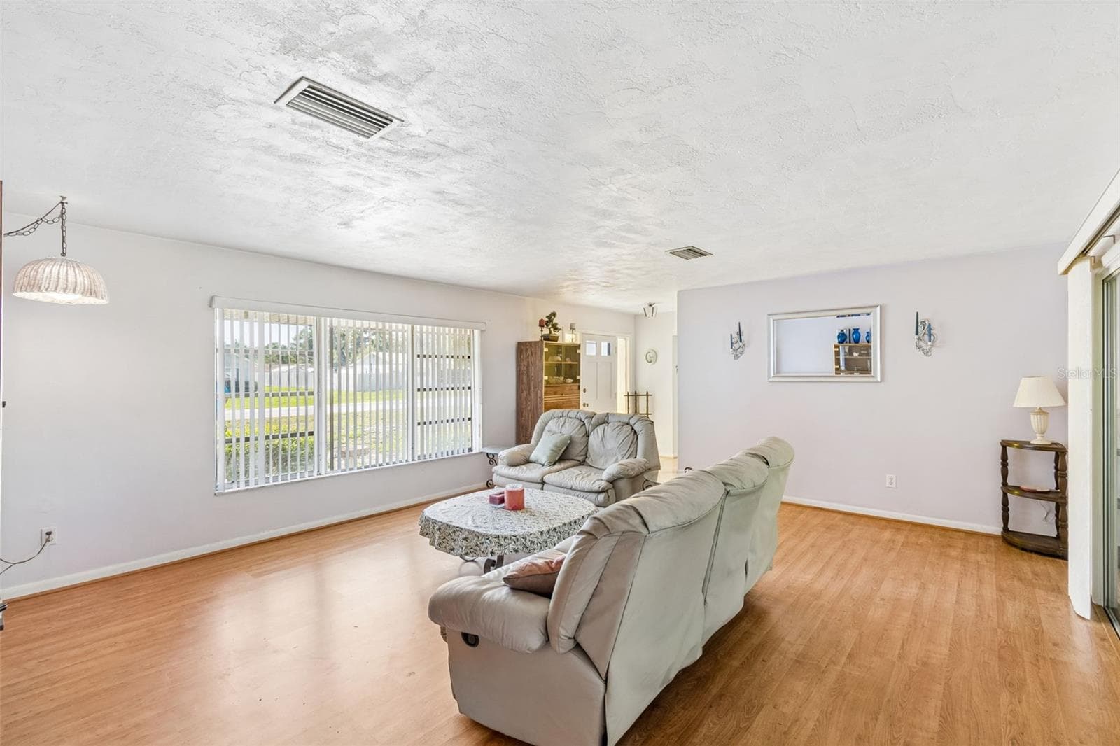 2059 Waterfall Dr photo 4
