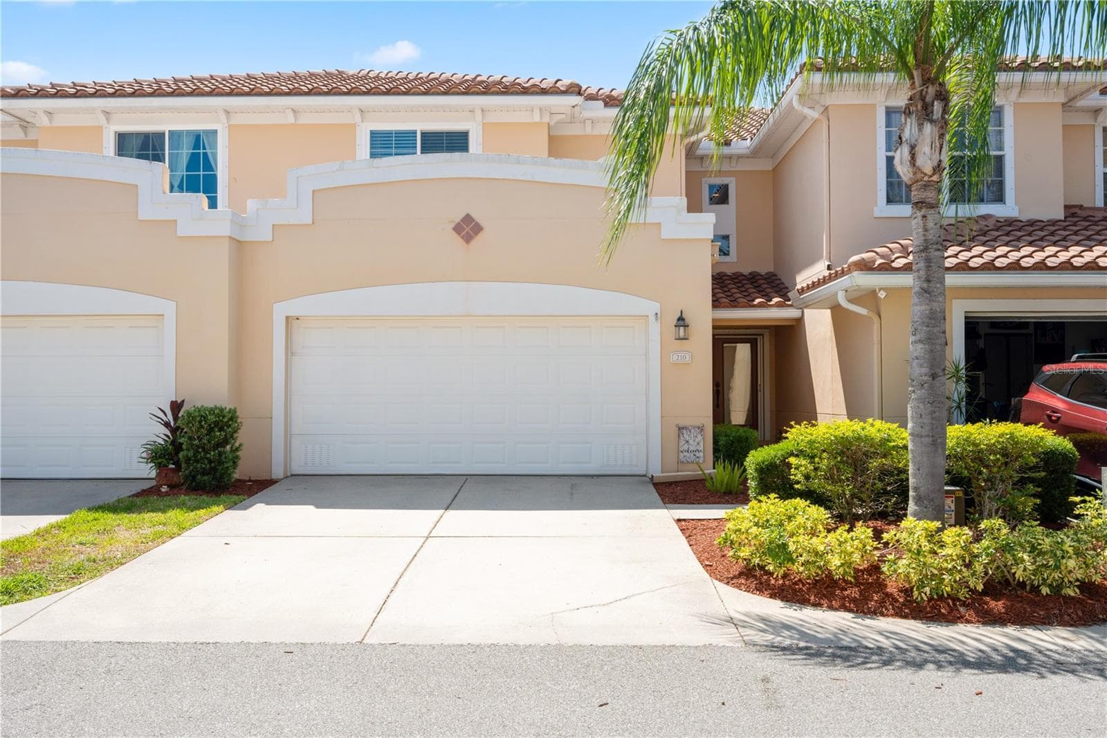 210 Valencia Cir photo 2