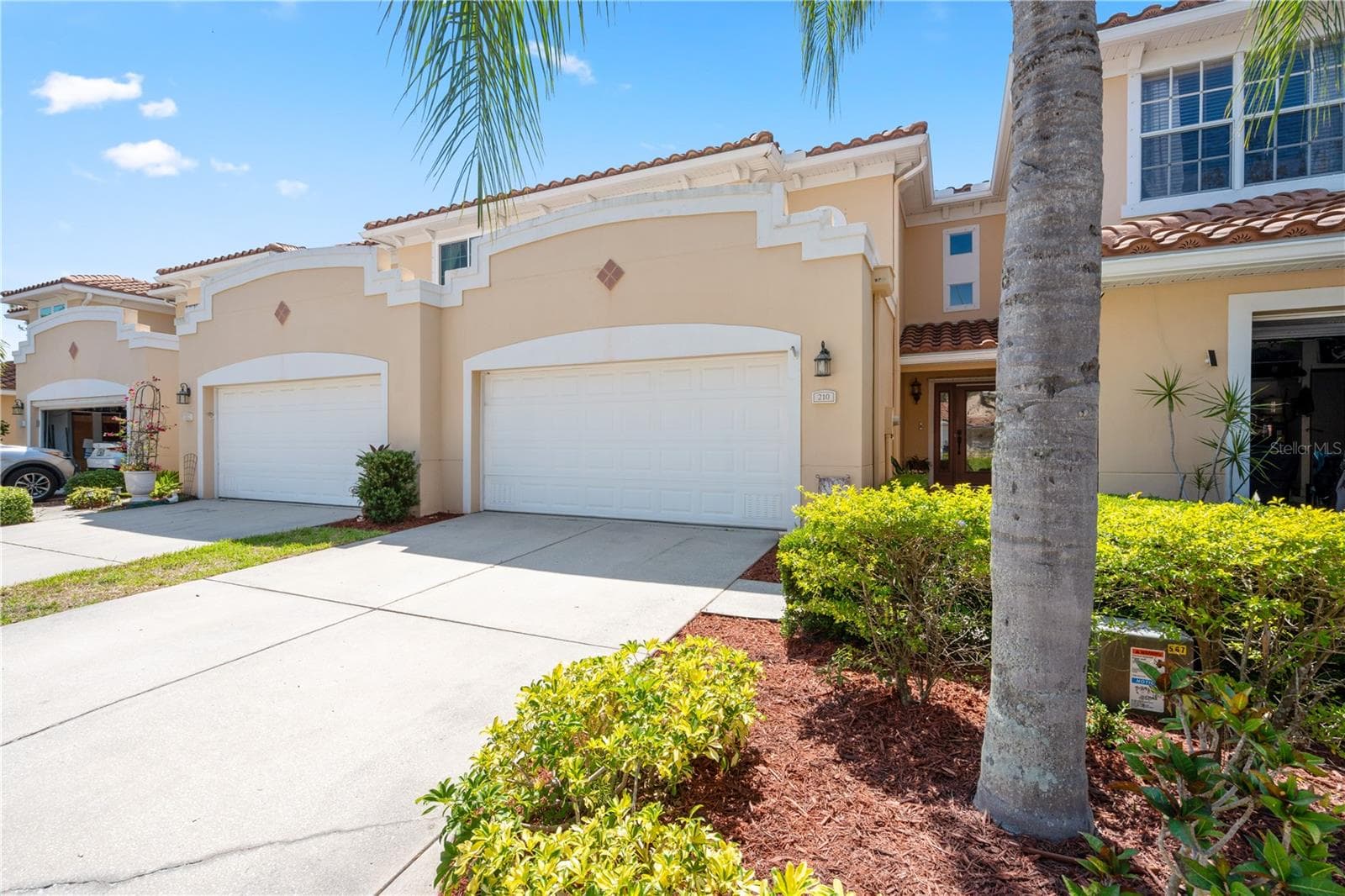 210 Valencia Cir photo 3