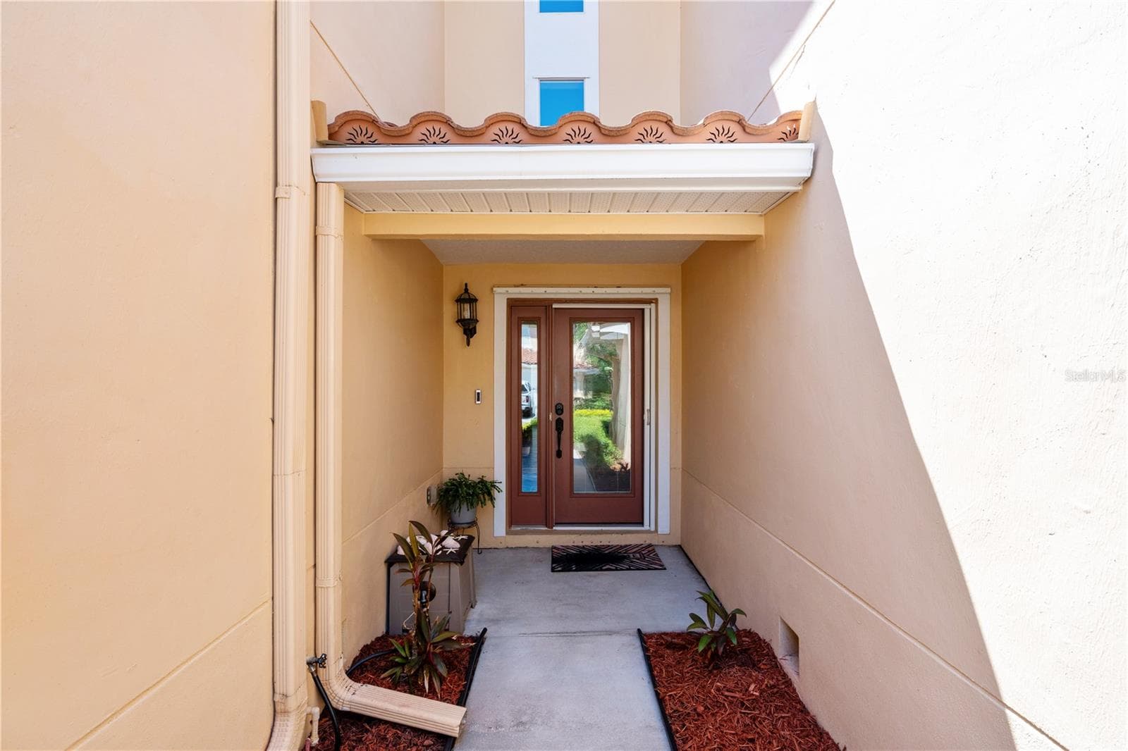 210 Valencia Cir photo 4