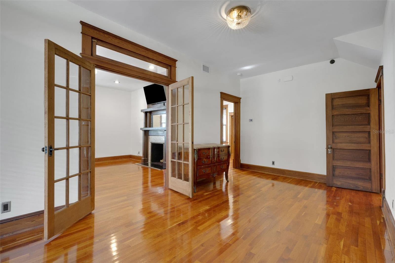 716 E Lime St photo 3