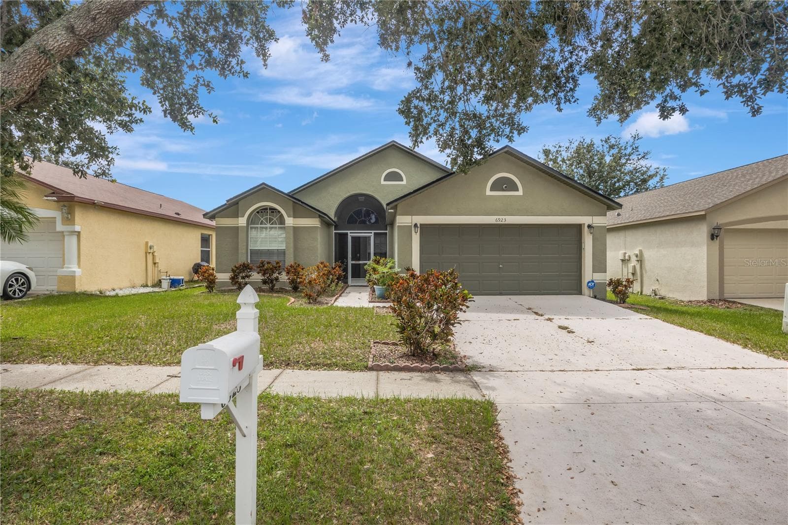 6923 Waterbrook CT photo 2