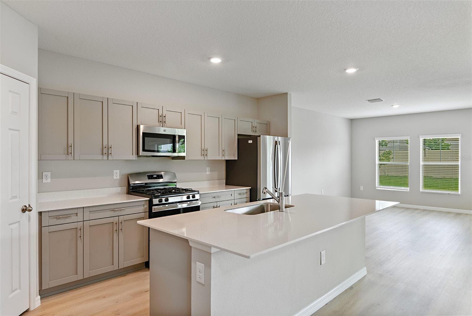 31670 Baronne St photo 2