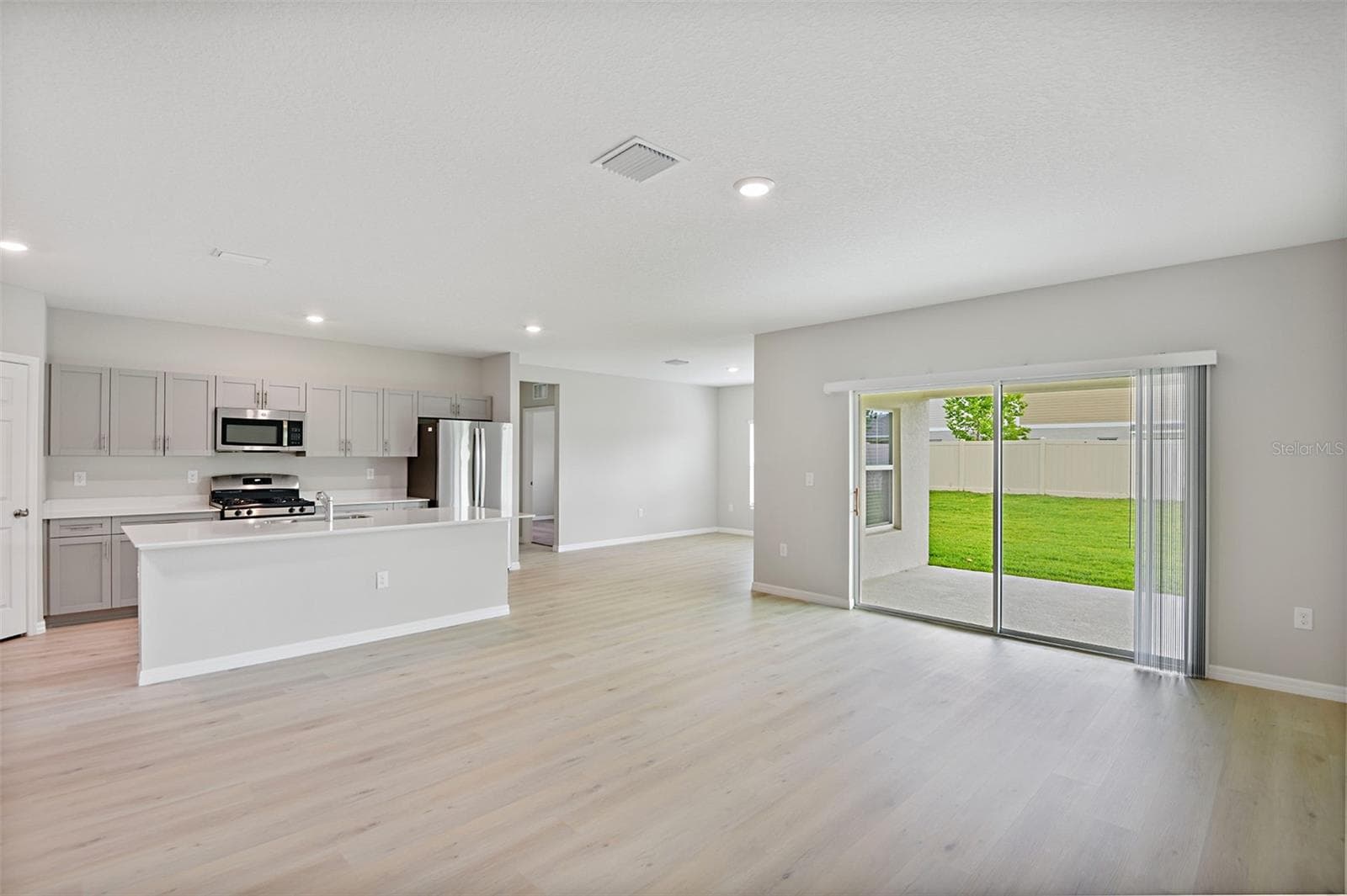 31670 Baronne St photo 3