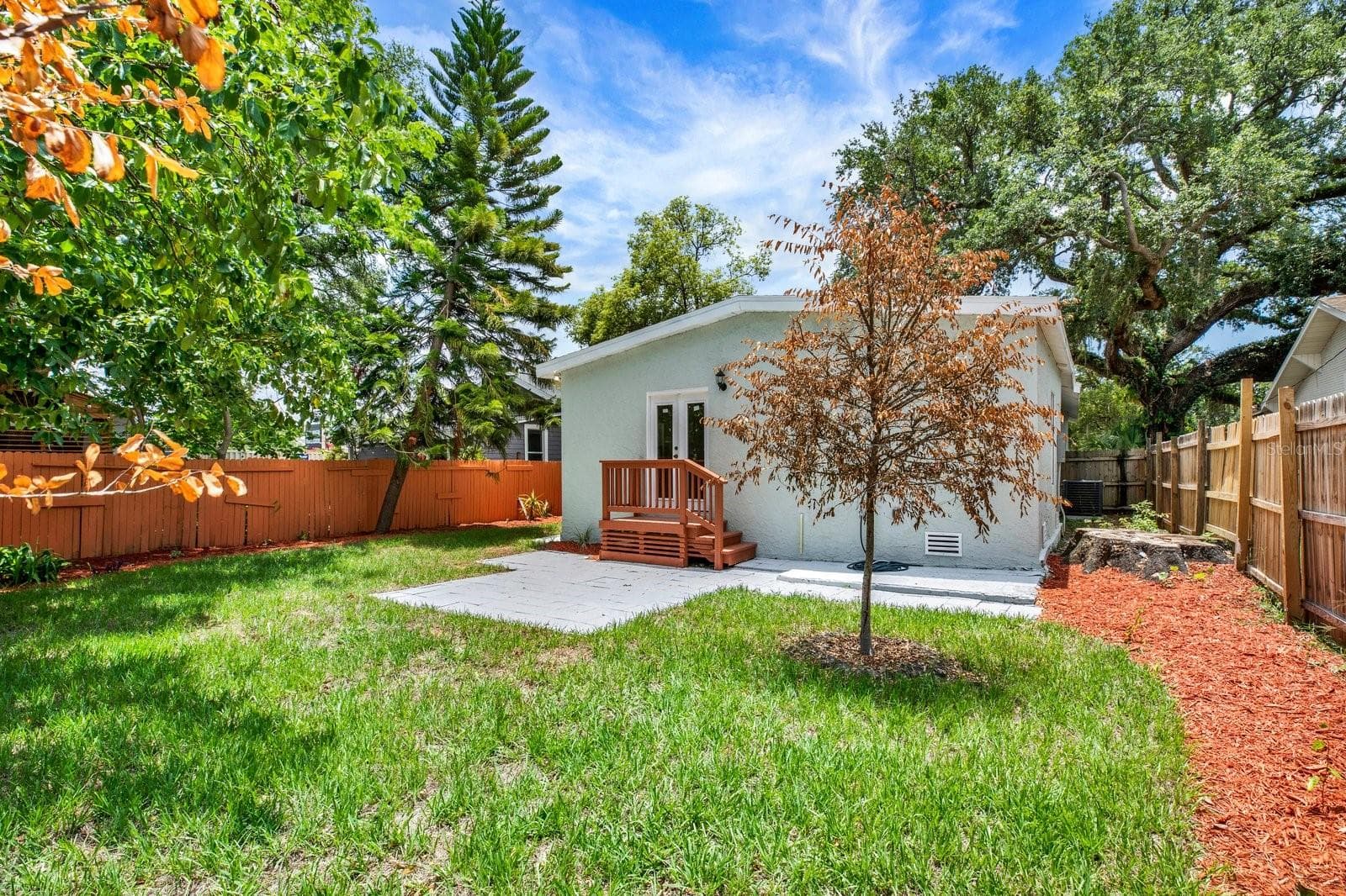 112 E Emily St photo 4