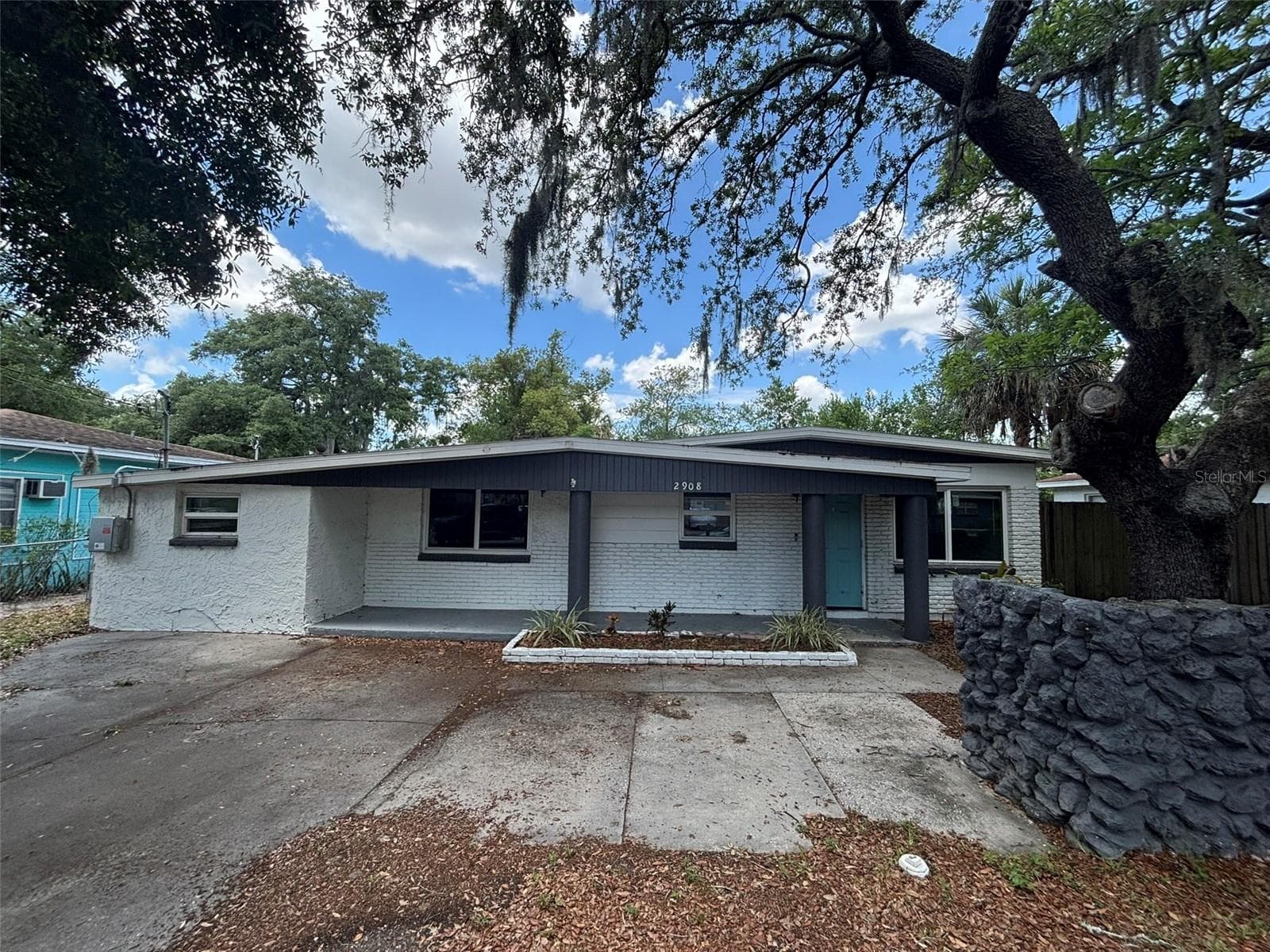 2908 E Howell St photo 2