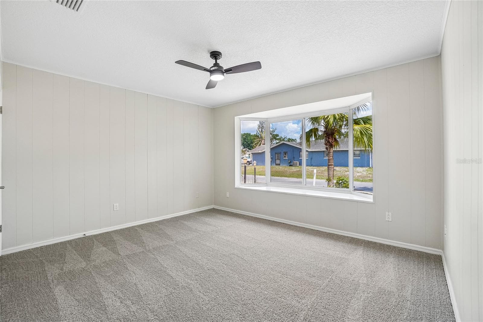 5609 Executive Dr photo 4