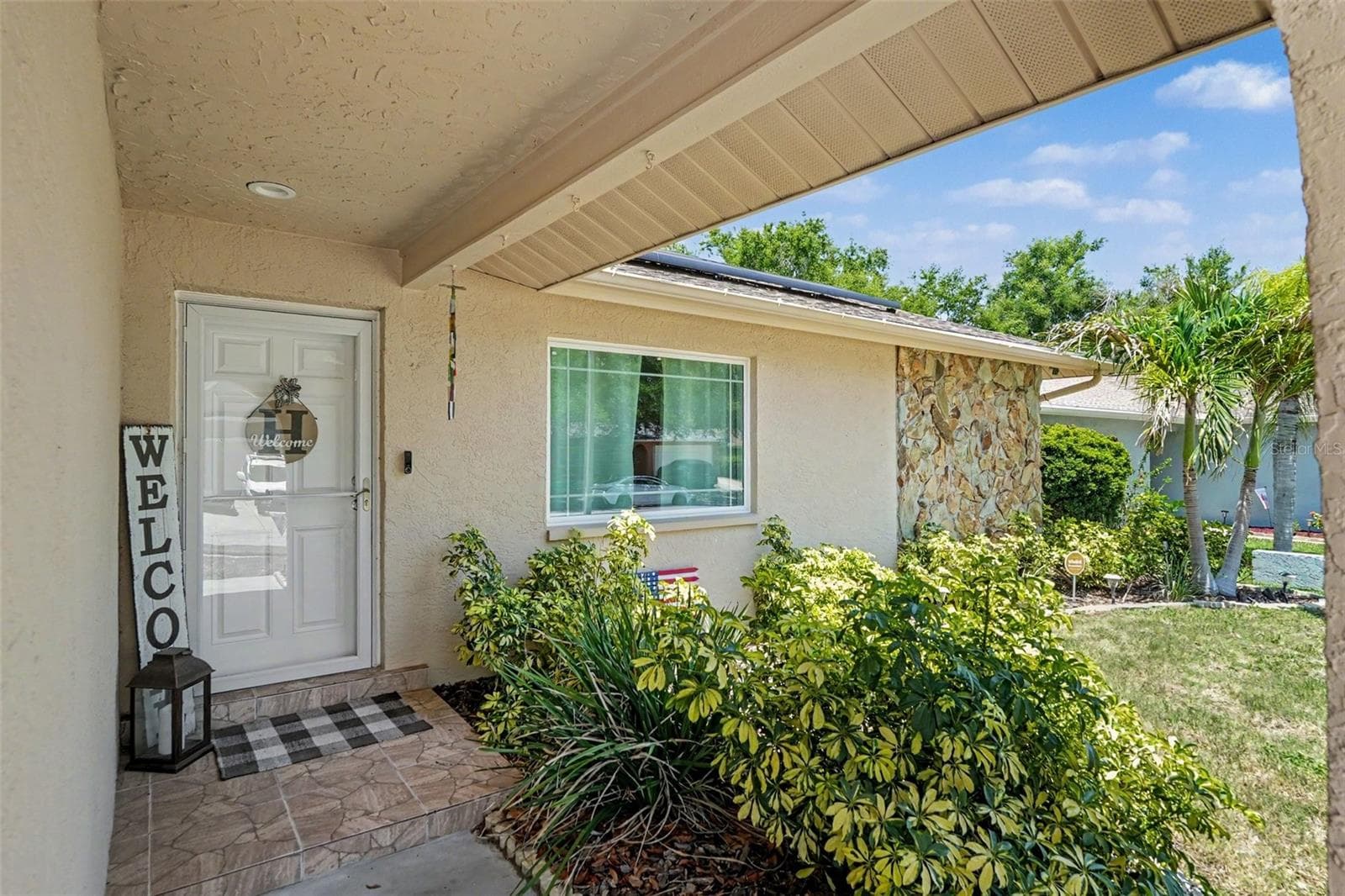 2627 Surrey Dr photo 3