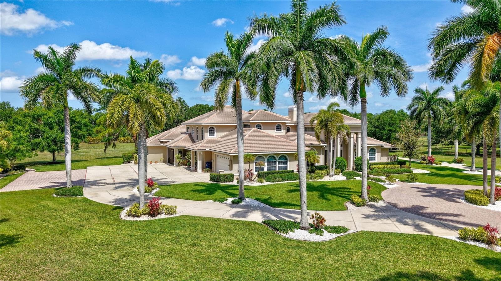 1045 Fox Creek Dr photo 3