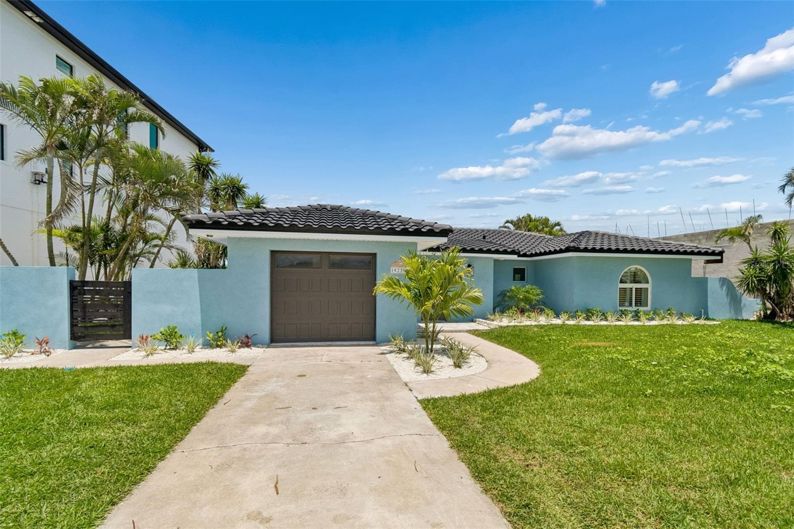 10238 Tarpon Dr photo 2