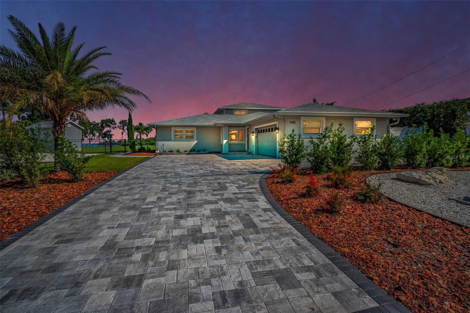 1620 Sea Breeze Dr photo 2
