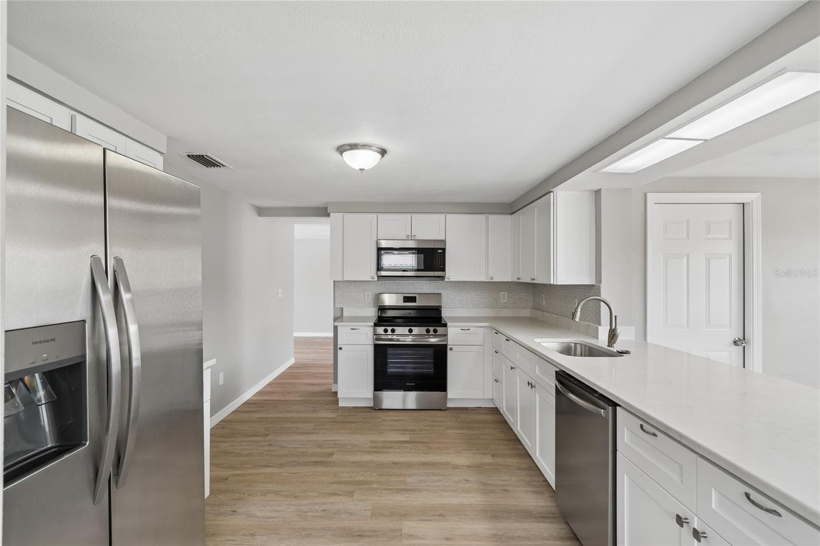 11130 Tamarix Ave photo 5