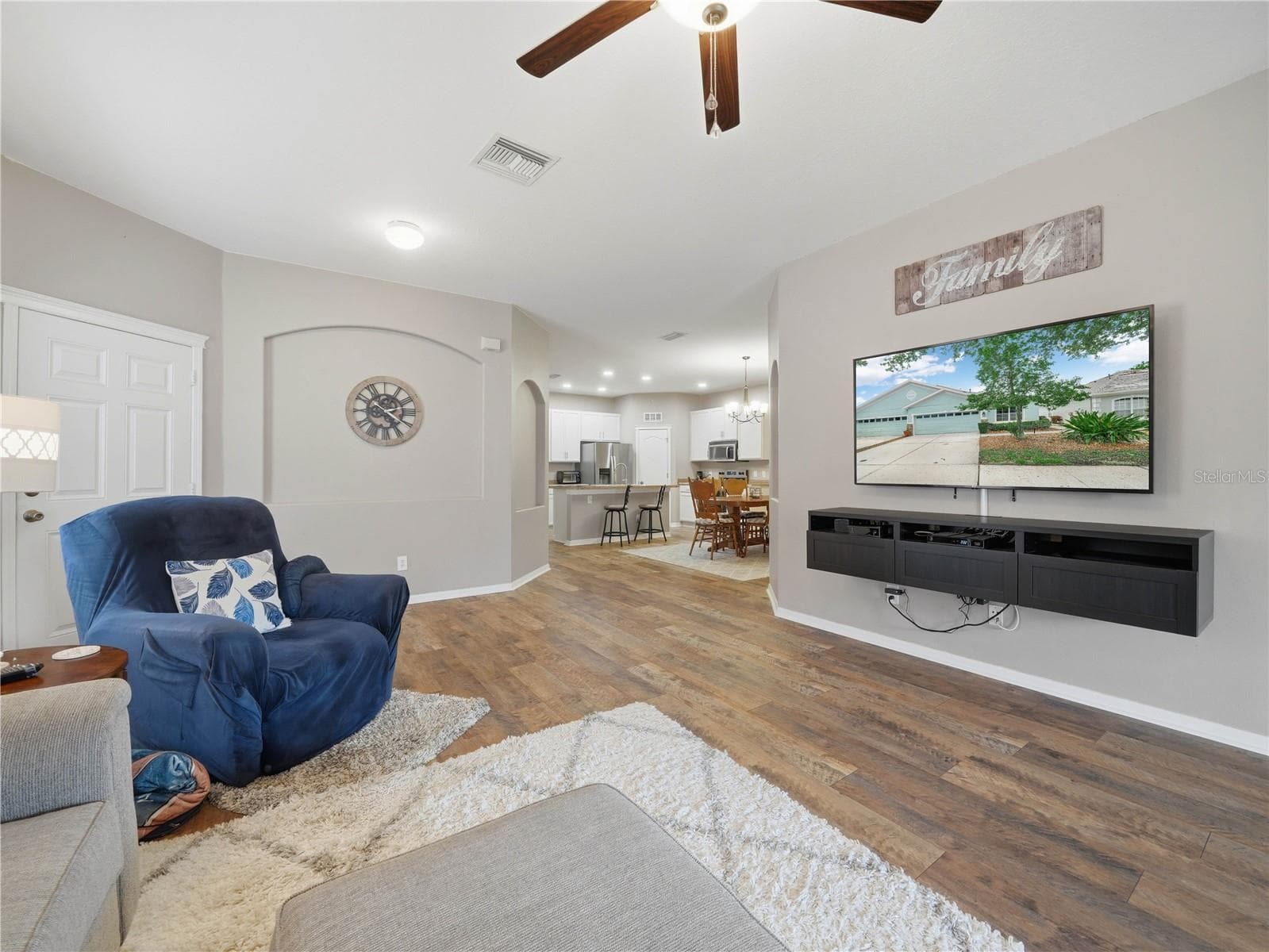 6936 Surrey Oak Dr photo 3