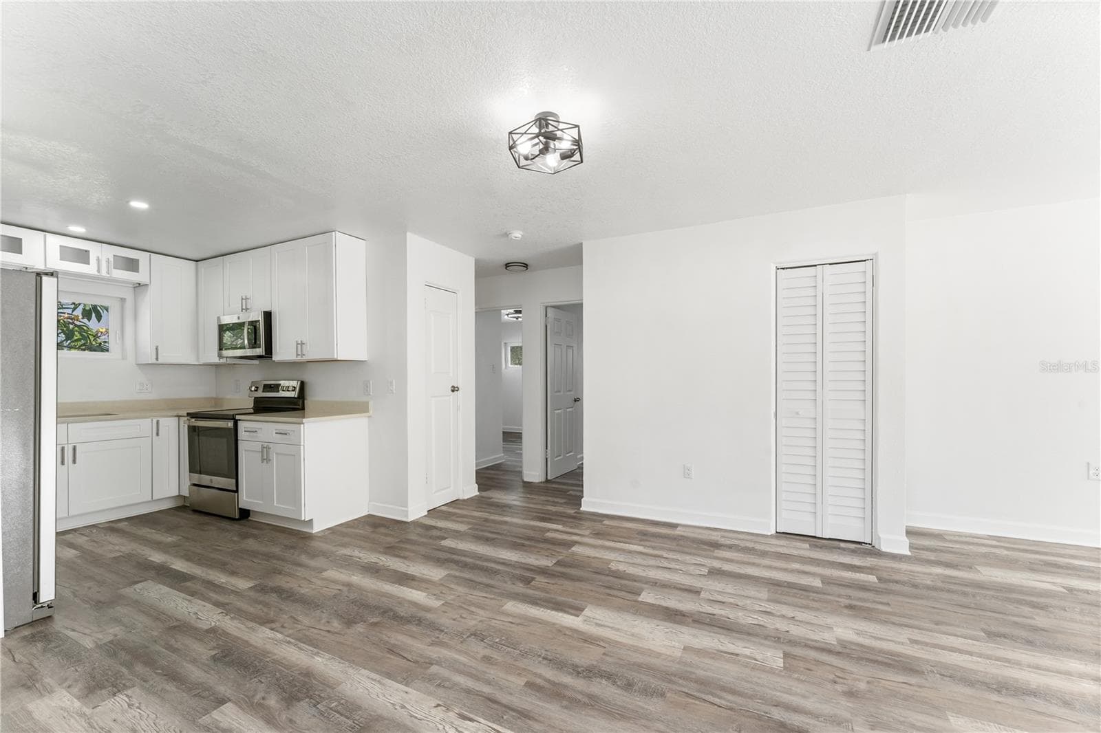 6221 Florida Cir E photo 2