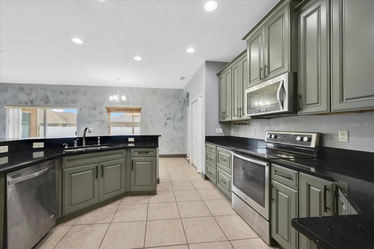 2850 Sheldon St photo 3