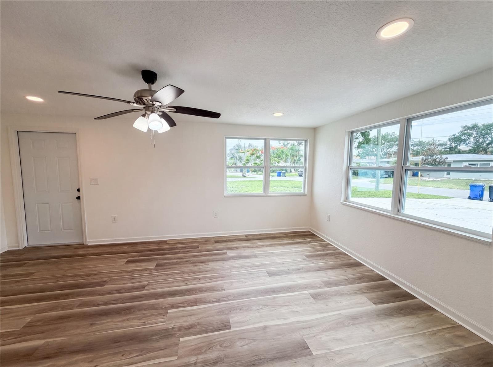 567 Baywood Dr N photo 3