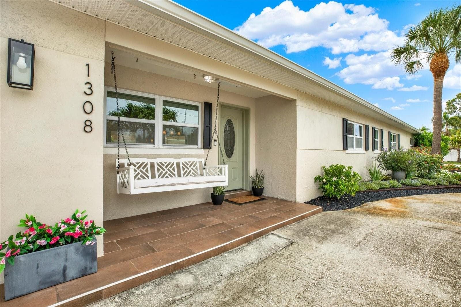 1308 Marion Dr S photo 2