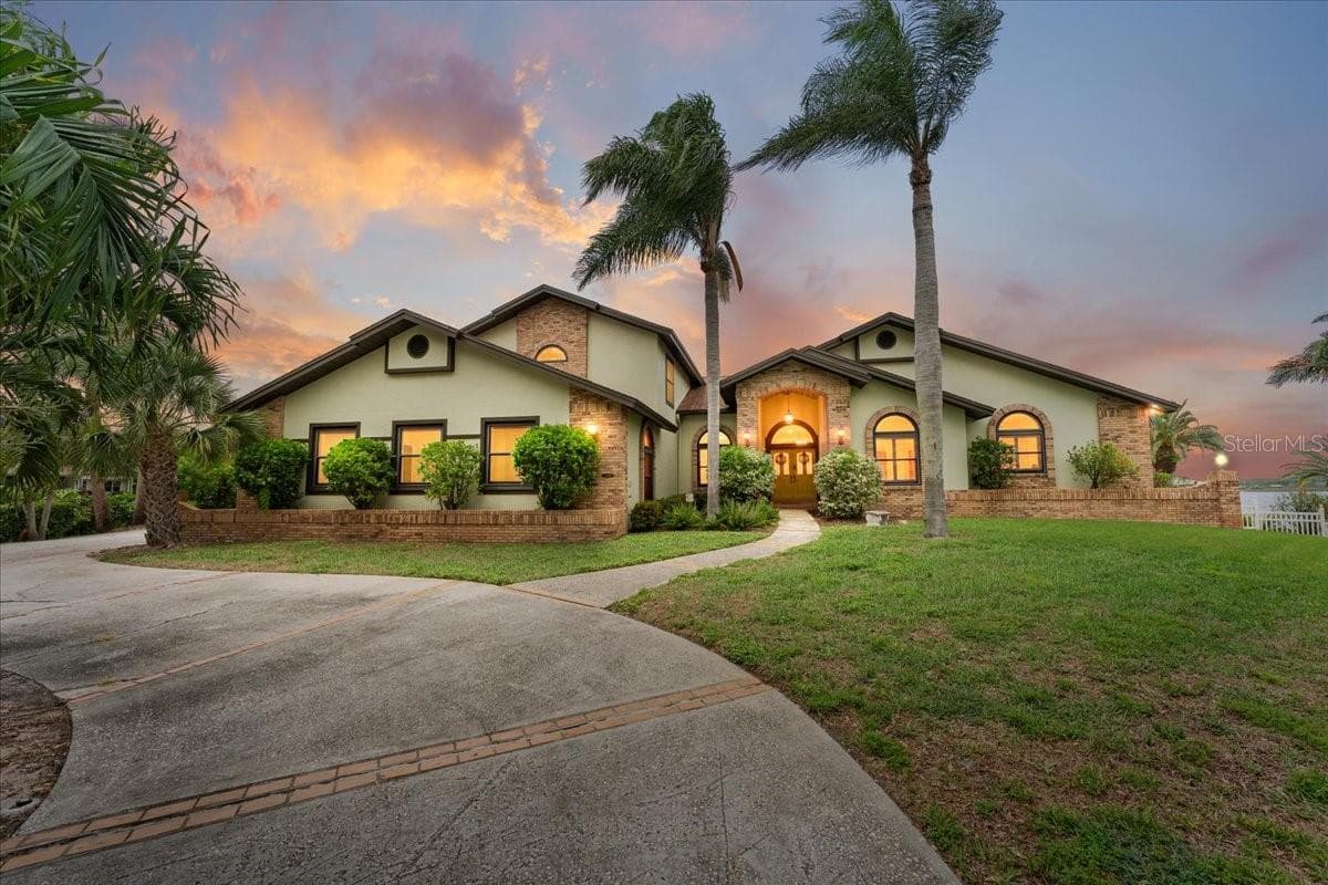 1589 Mary Ln photo 2