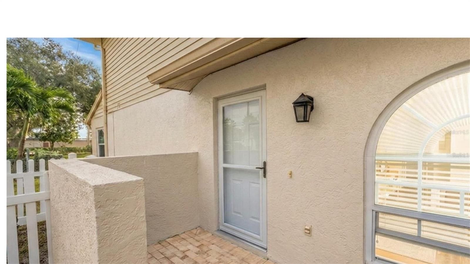 9049 Antigua Dr photo 3