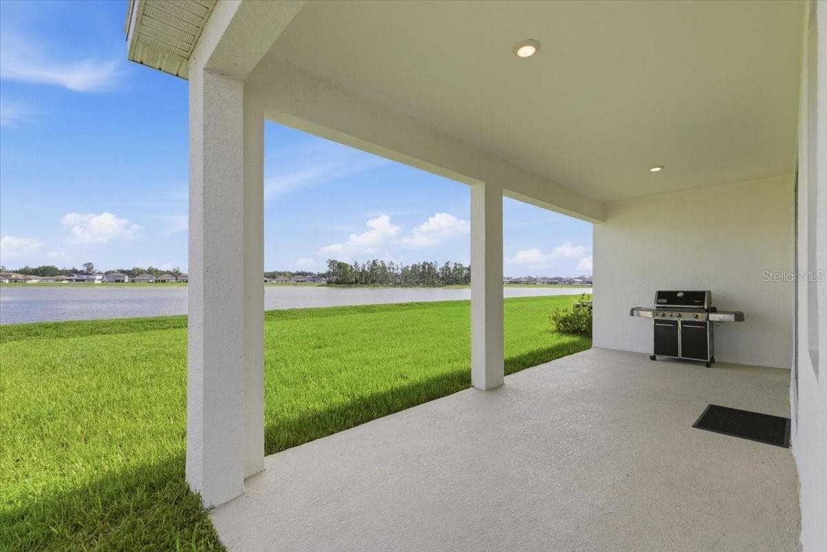 1413 Tropical Oasis Ave photo 2