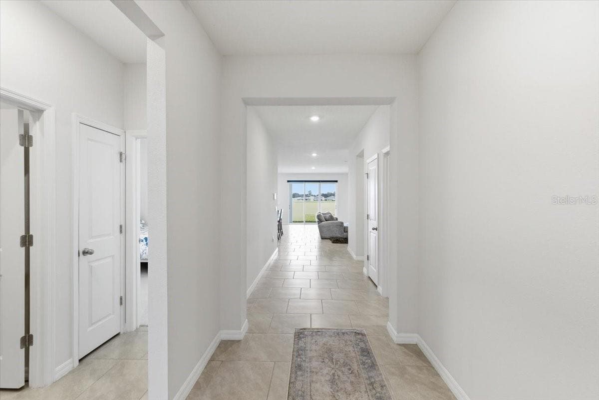 1413 Tropical Oasis Ave photo 3