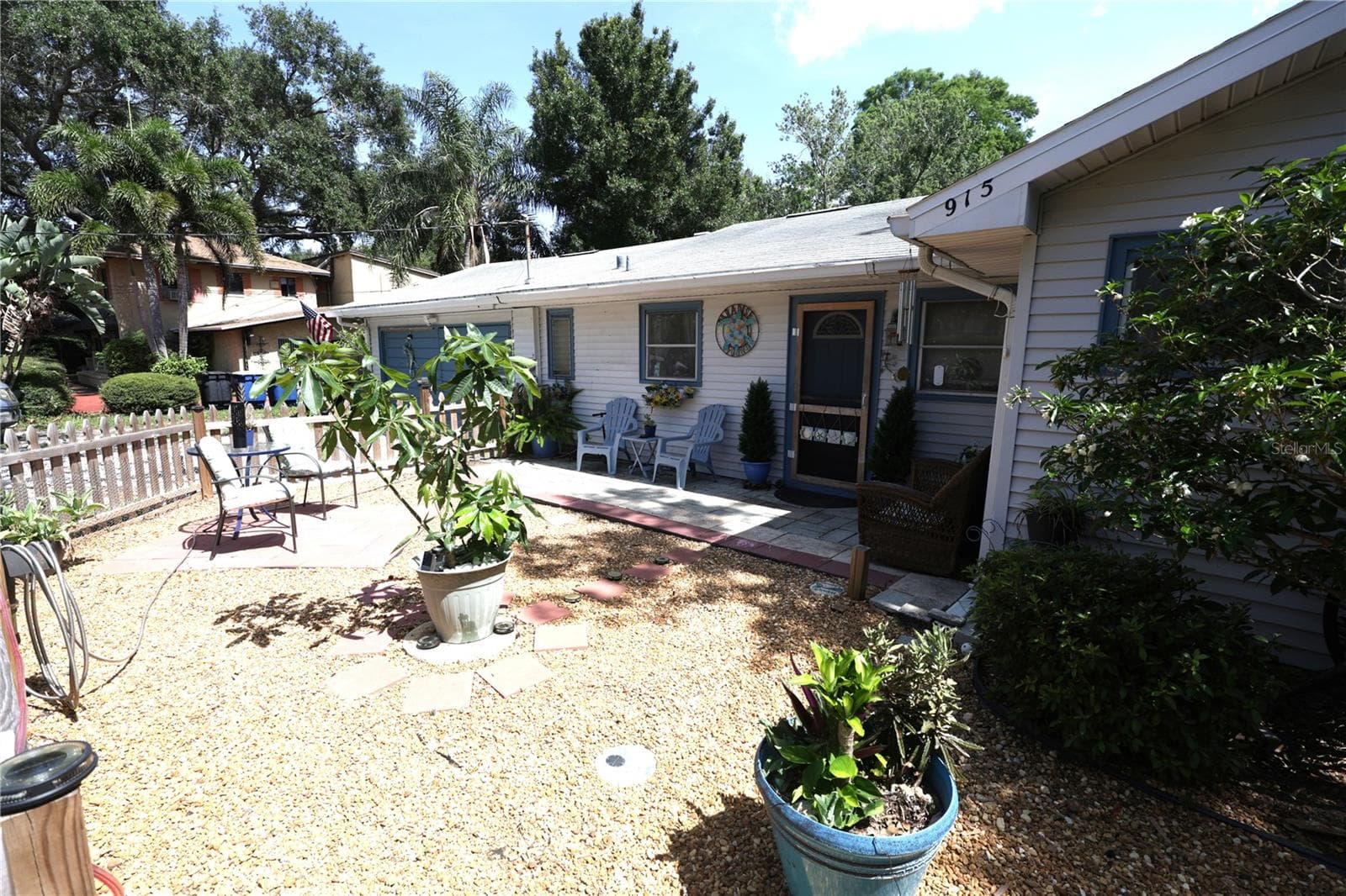 915 Dempsey St photo 3
