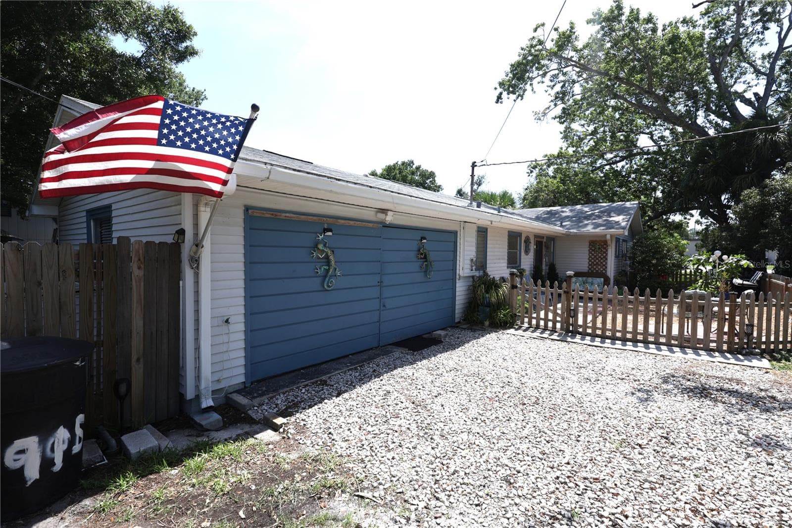 915 Dempsey St photo 4