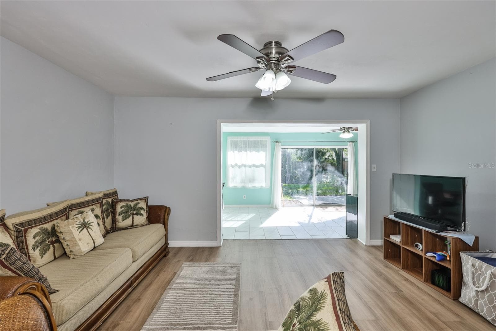 2335 Surrey Ln photo 4